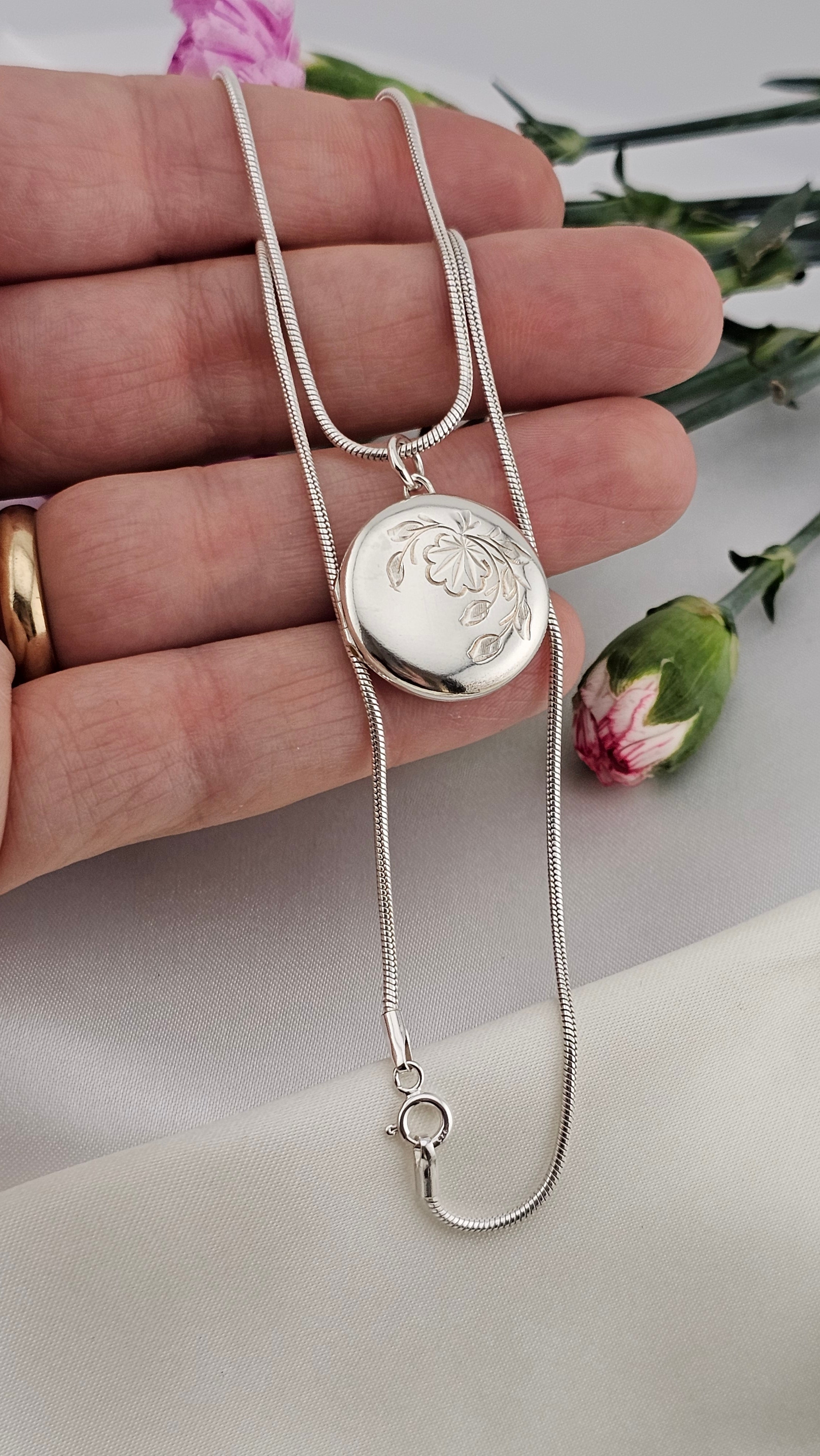 Vintage 925 Sterling Silver Round Floral Locket on 16" snake chain