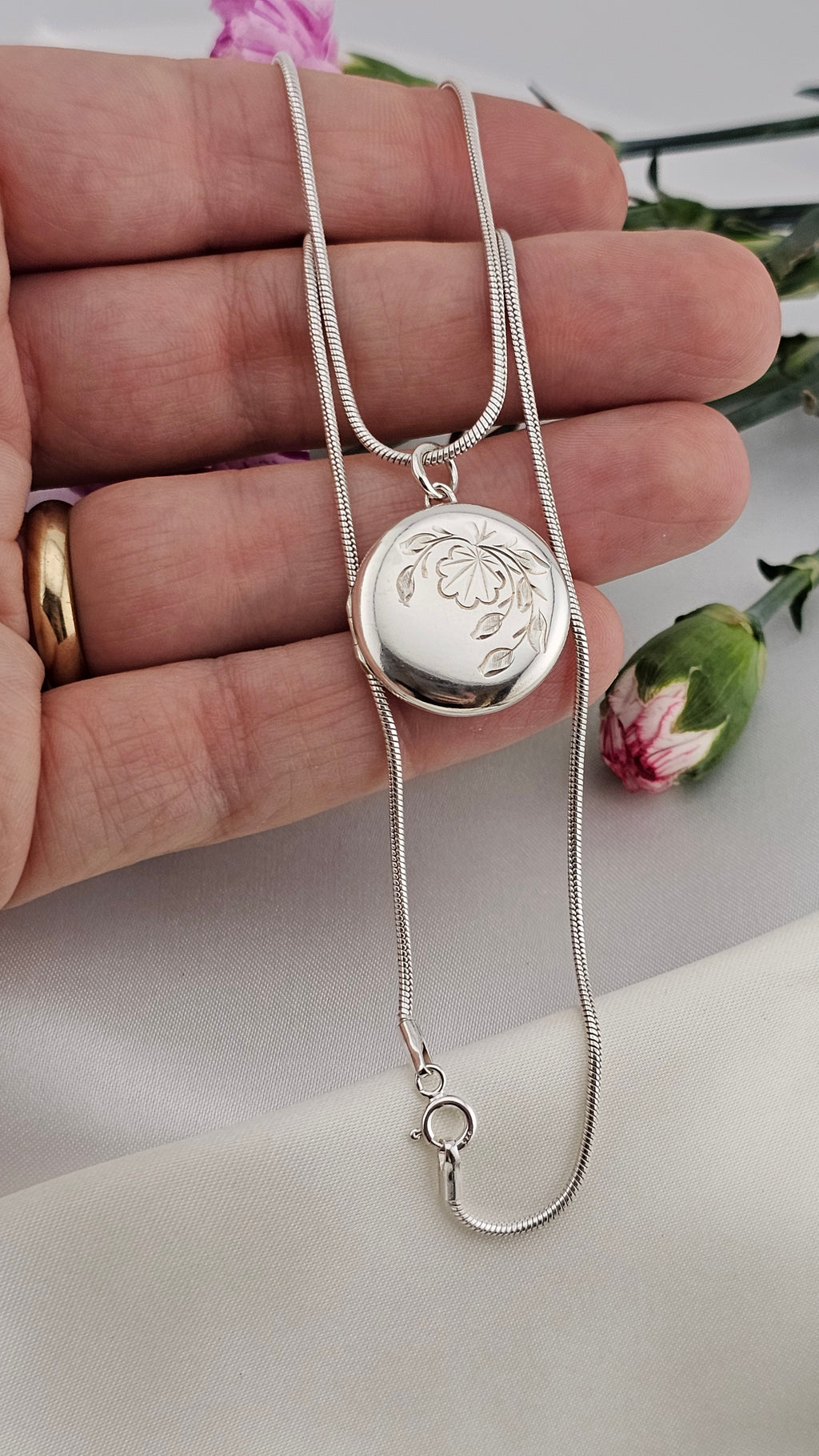 Vintage 925 Sterling Silver Round Floral Locket on 16" snake chain