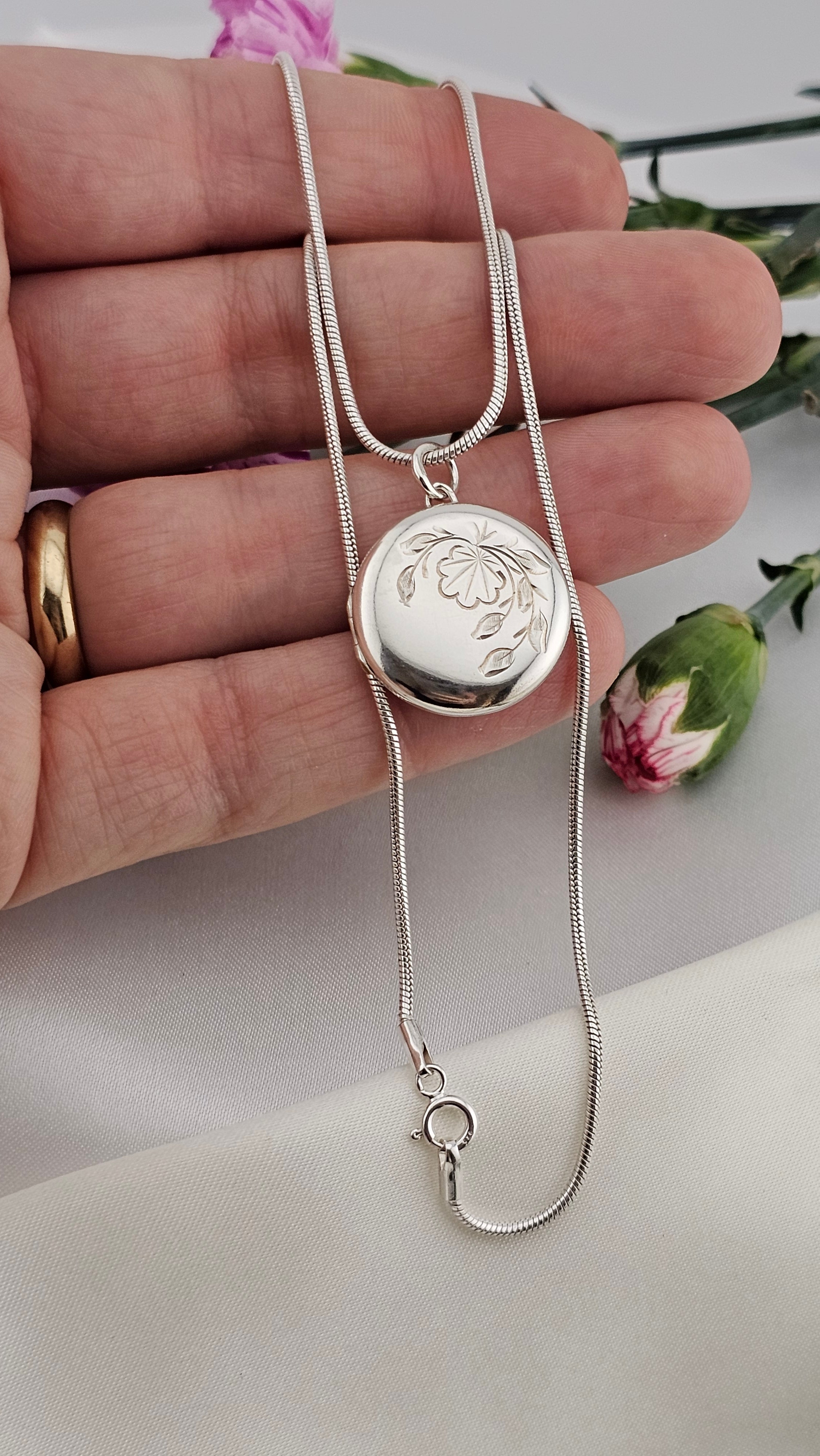 Vintage 925 Sterling Silver Round Floral Locket on 16" snake chain