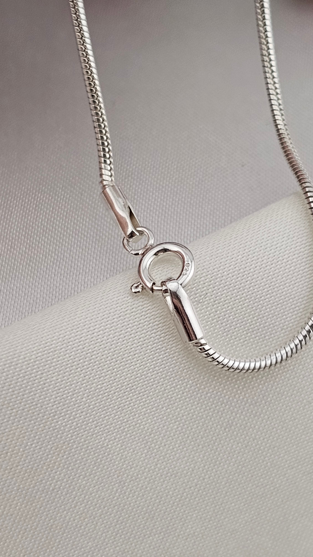 Vintage 925 Sterling Silver Round Floral Locket on 16" snake chain