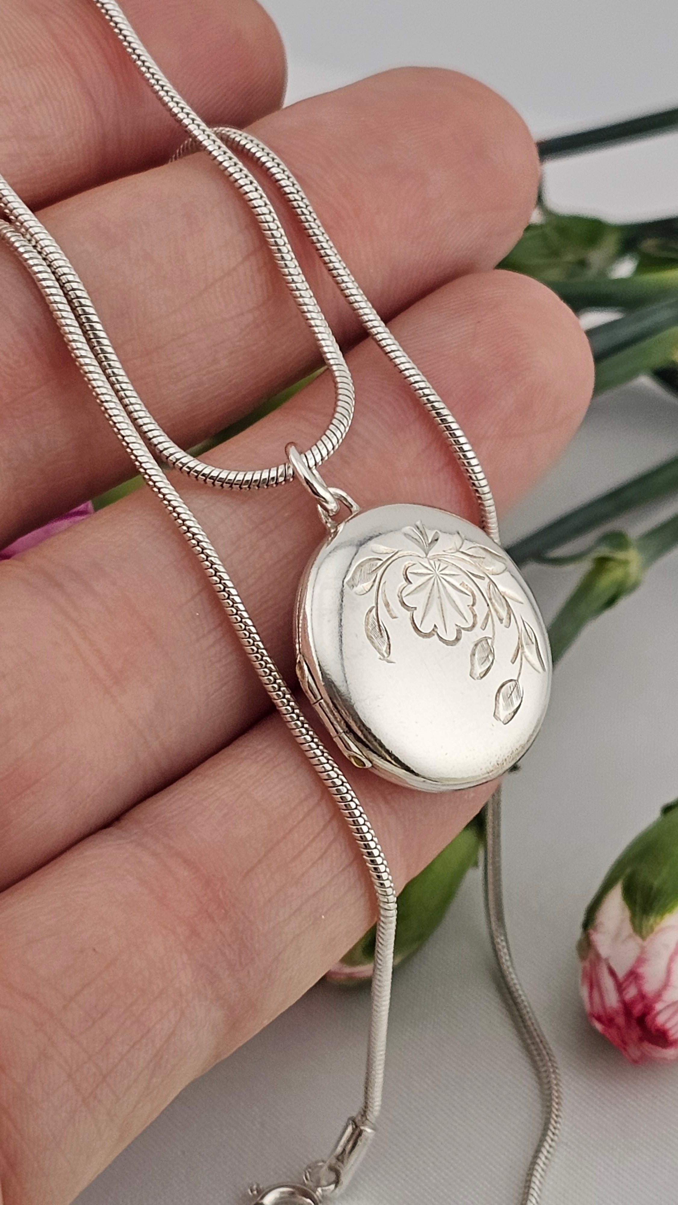 Vintage 925 Sterling Silver Round Floral Locket on 16" snake chain