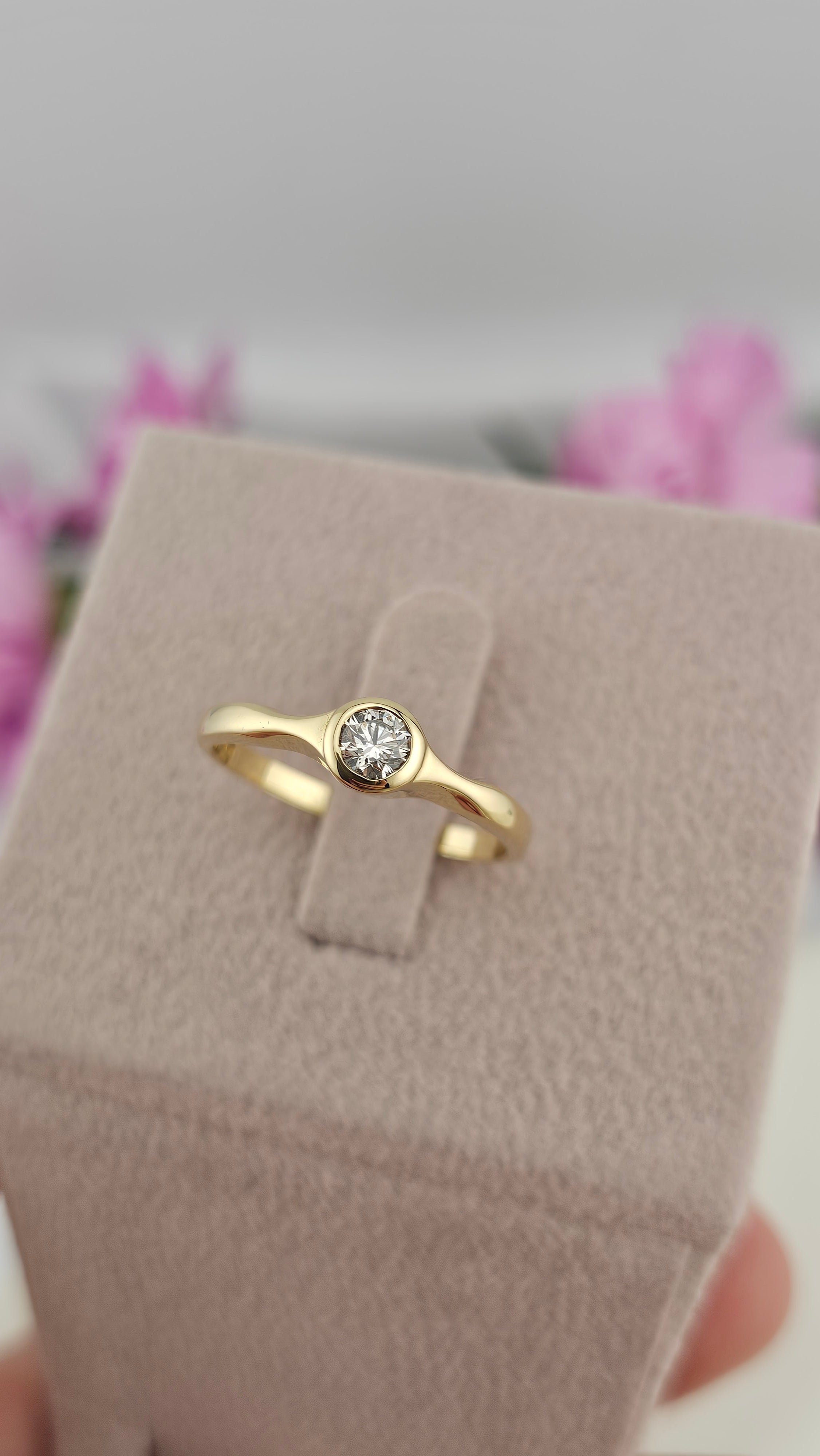18ct Yellow Gold 0.25ct Natural Diamond Solitaire Ring , size R 1/2