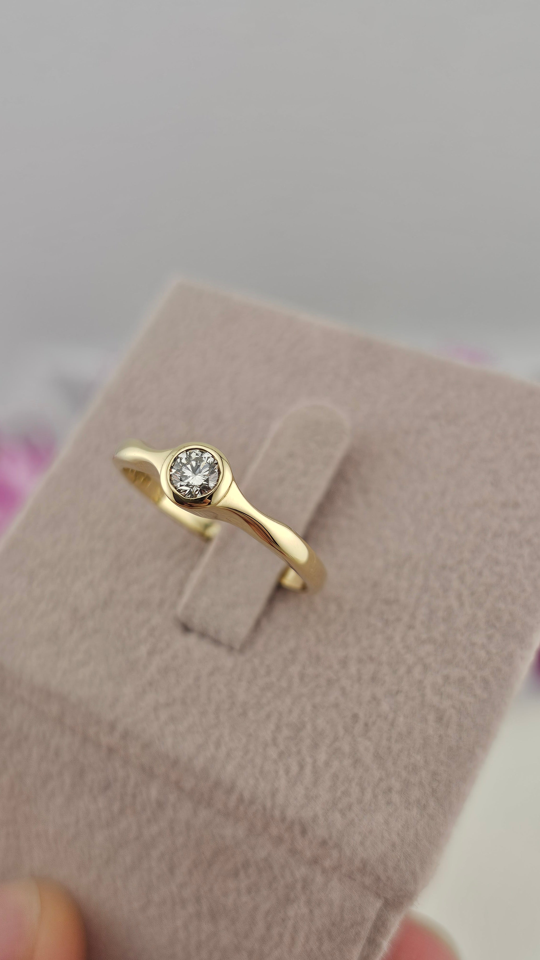 18ct Yellow Gold 0.25ct Natural Diamond Solitaire Ring , size R 1/2