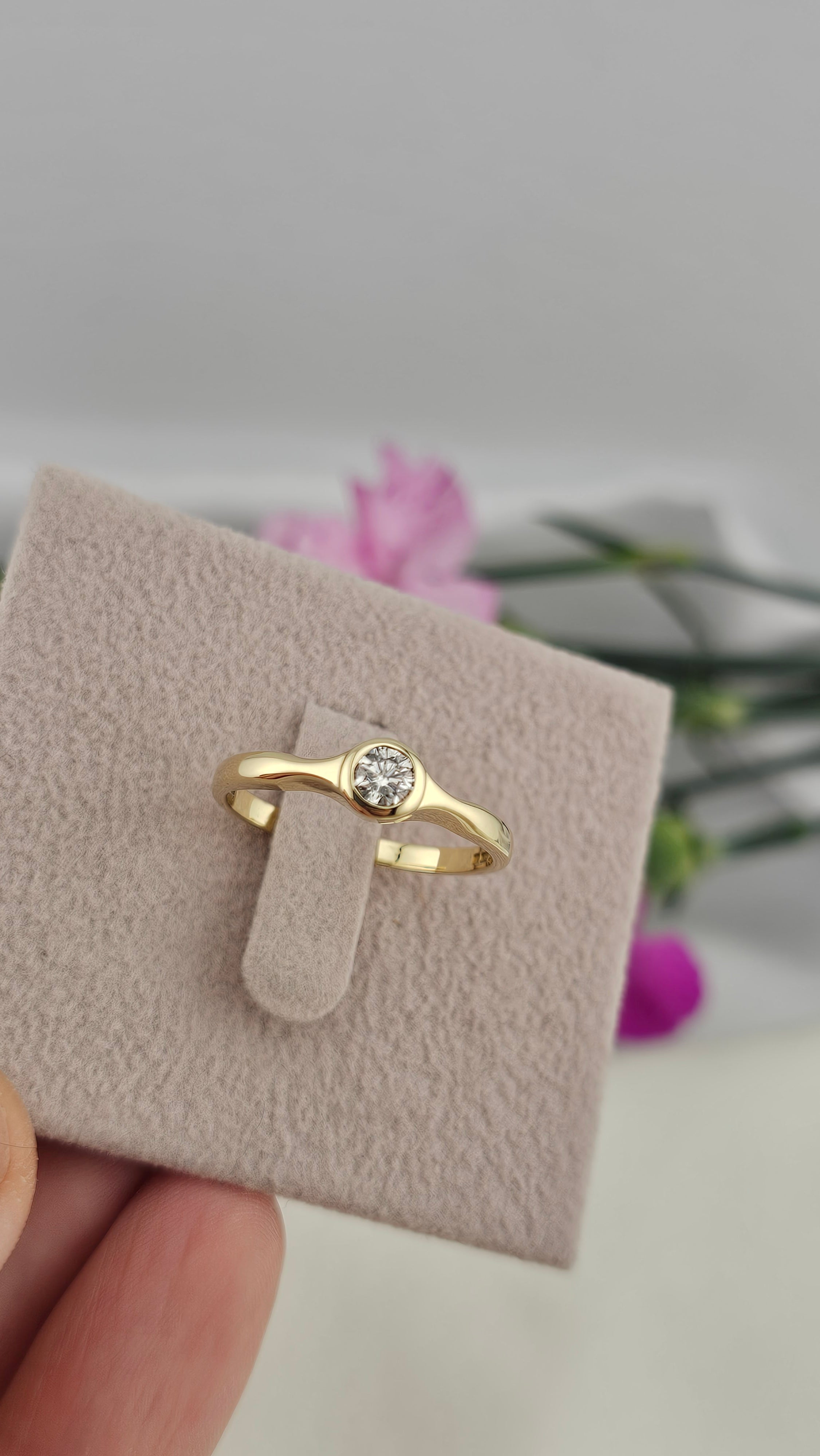 18ct Yellow Gold 0.25ct Natural Diamond Solitaire Ring , size R 1/2