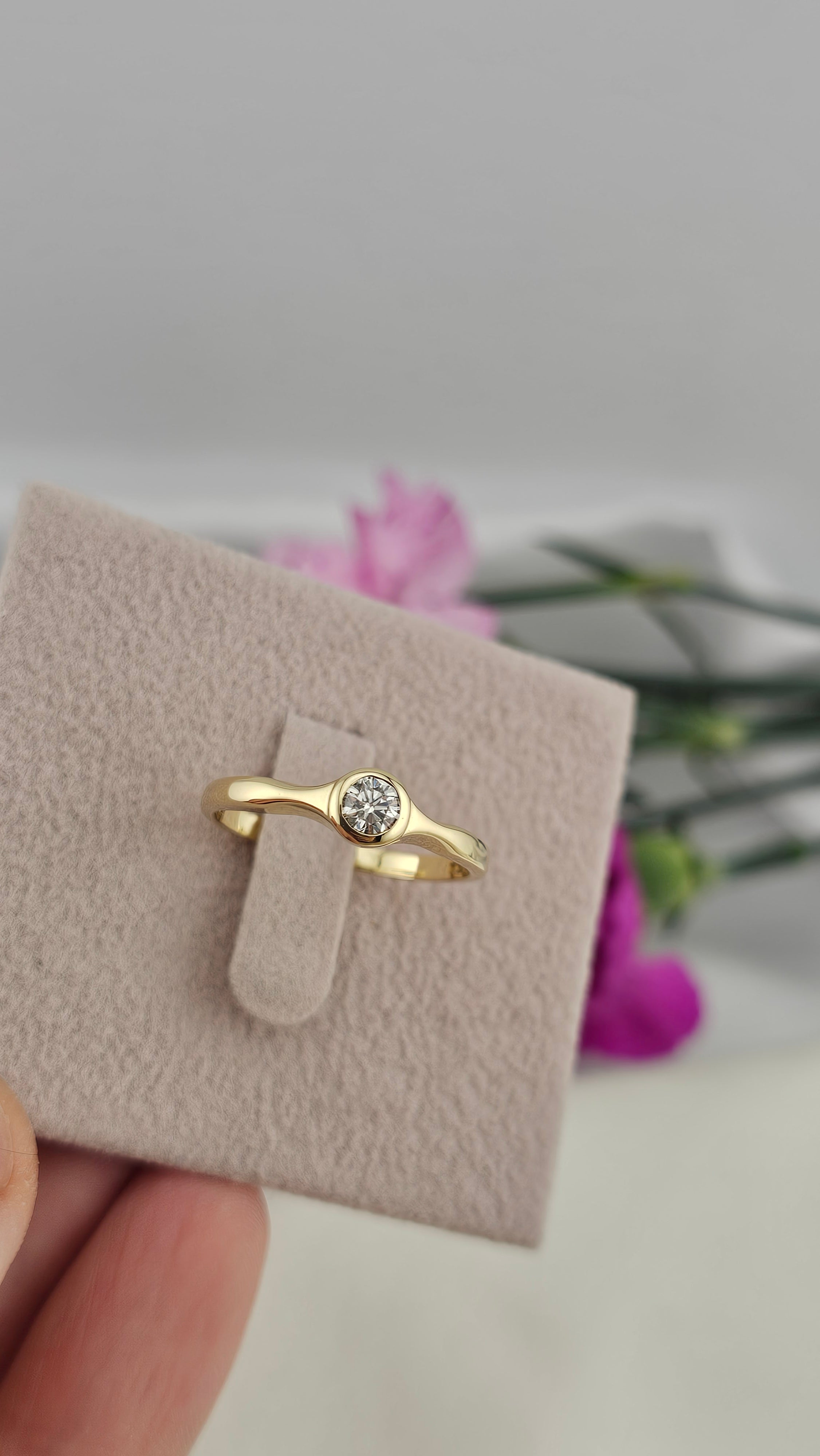 18ct Yellow Gold 0.25ct Natural Diamond Solitaire Ring , size R 1/2