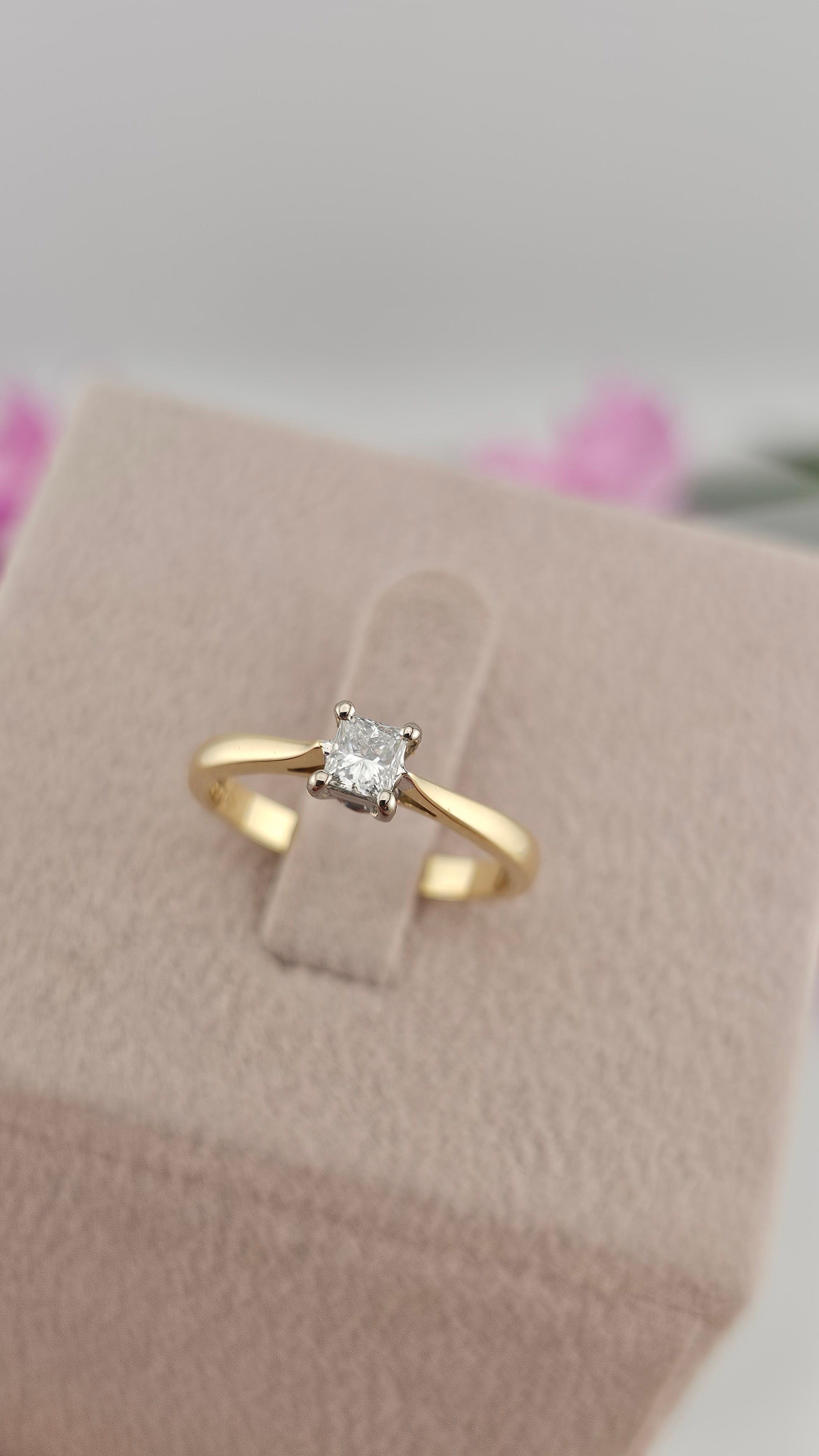 18ct Yellow Gold 0.25ct Princess Cut Natural Diamond Ring , size L 1/2