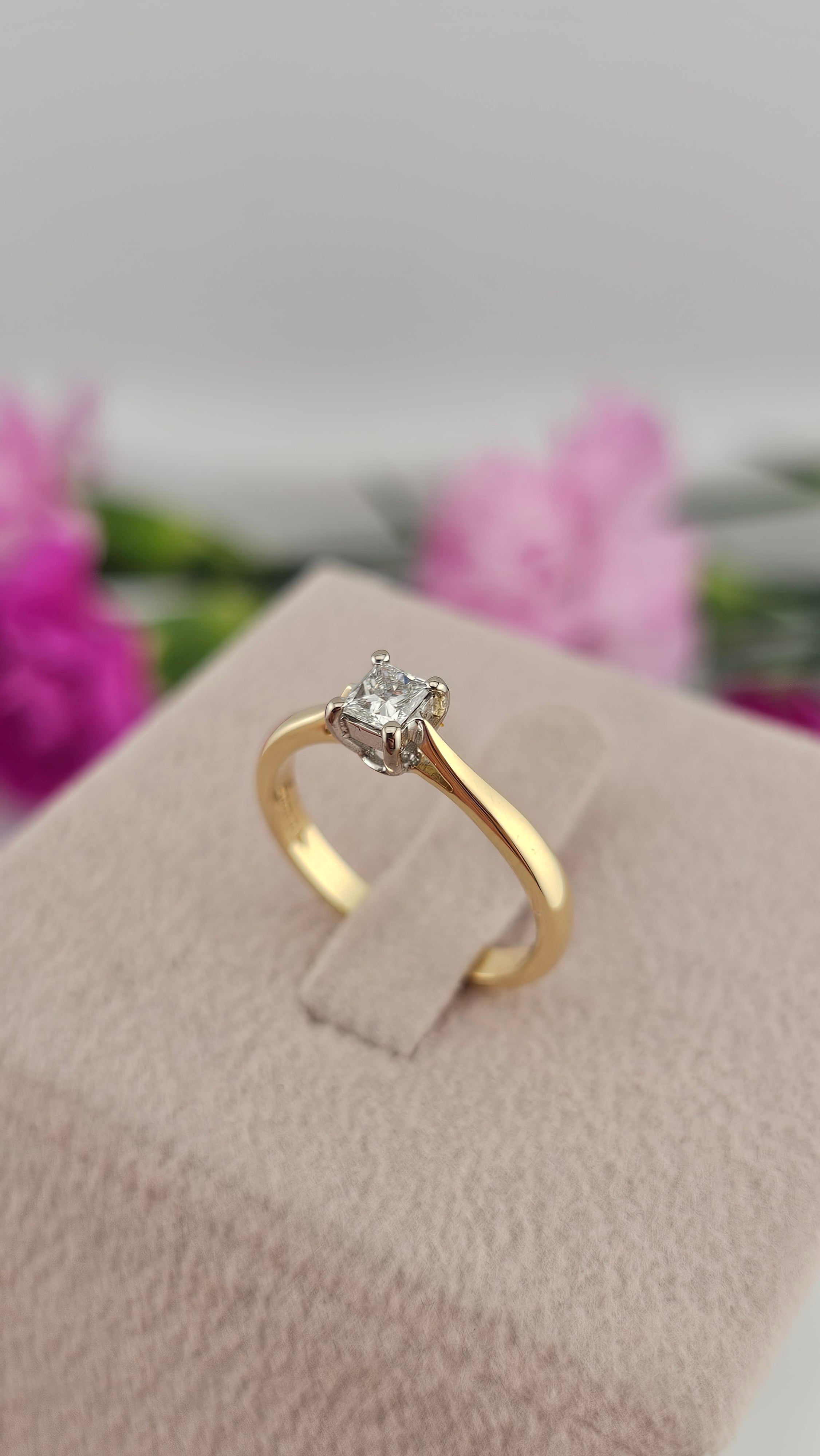 18ct Yellow Gold 0.25ct Princess Cut Natural Diamond Ring , size L 1/2