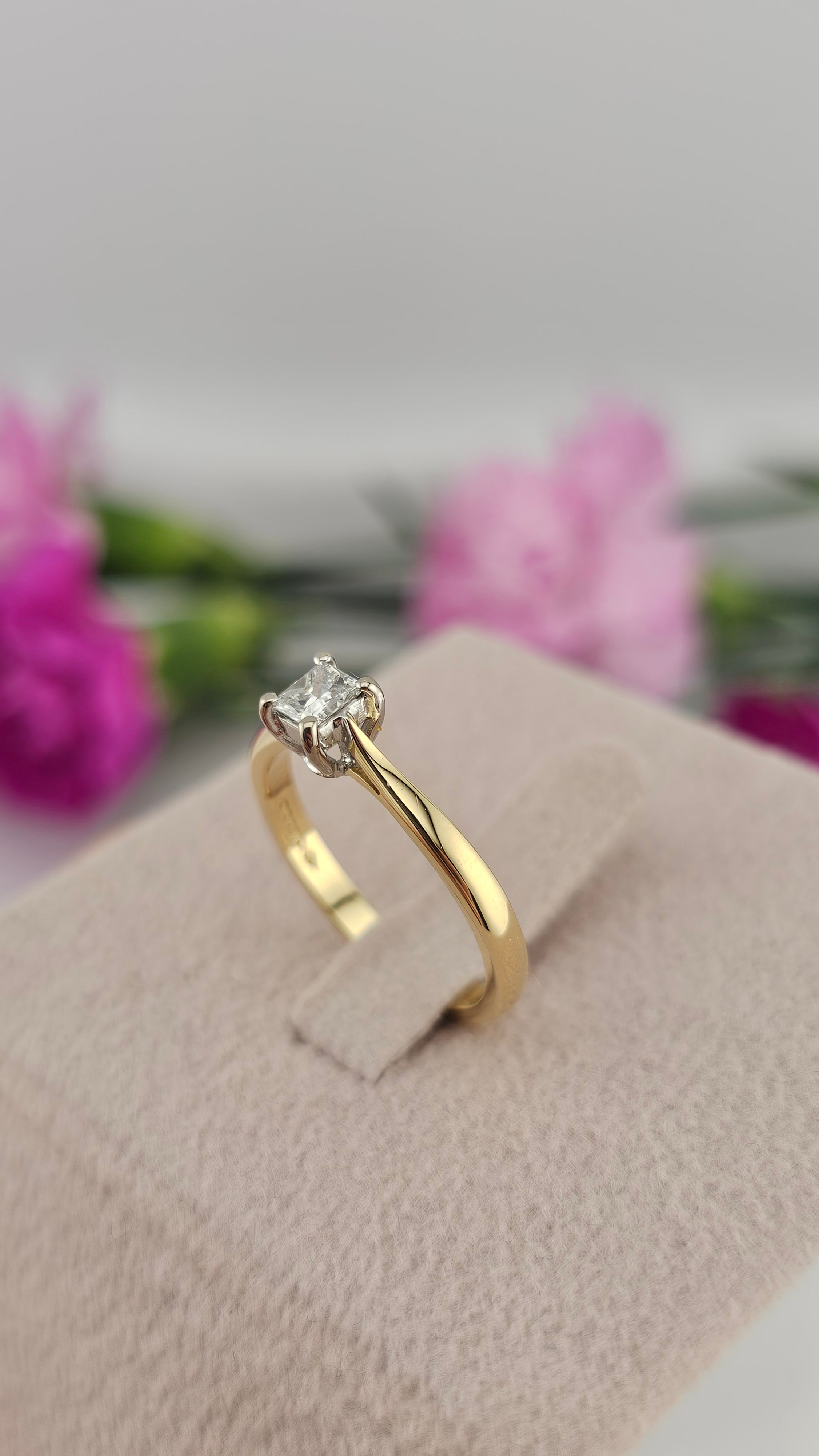 18ct Yellow Gold 0.25ct Princess Cut Natural Diamond Ring , size L 1/2