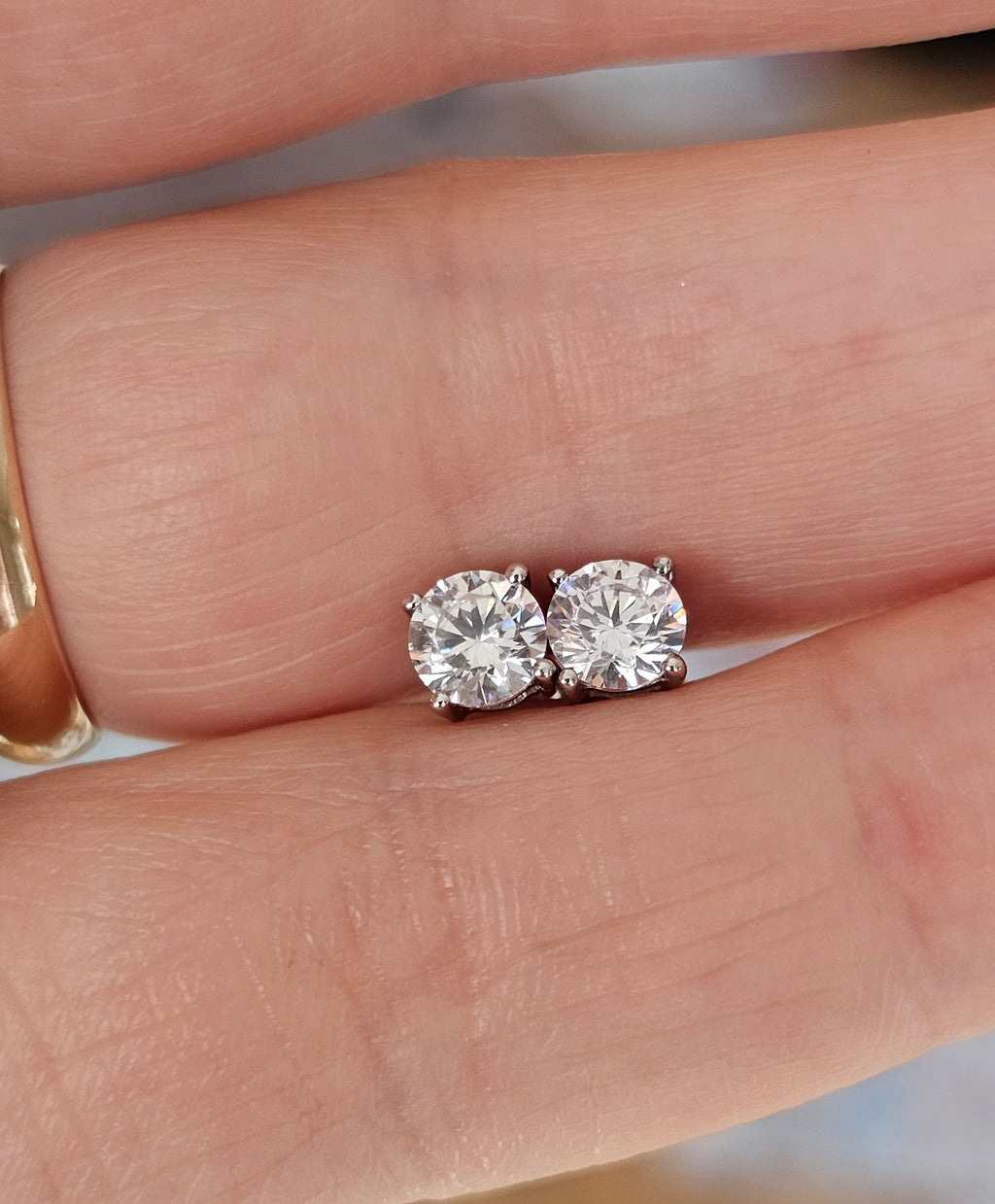 Classic 18ct White Gold Round Solitaire Moissanite Stud Earrings with Screwbacks