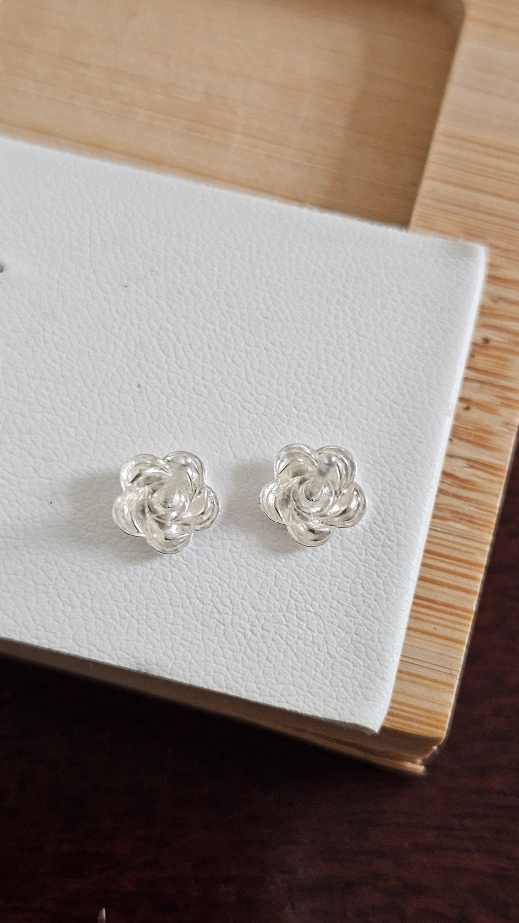 Elegant 925 Sterling Silver Clear Stone Floral Stud Earrings
