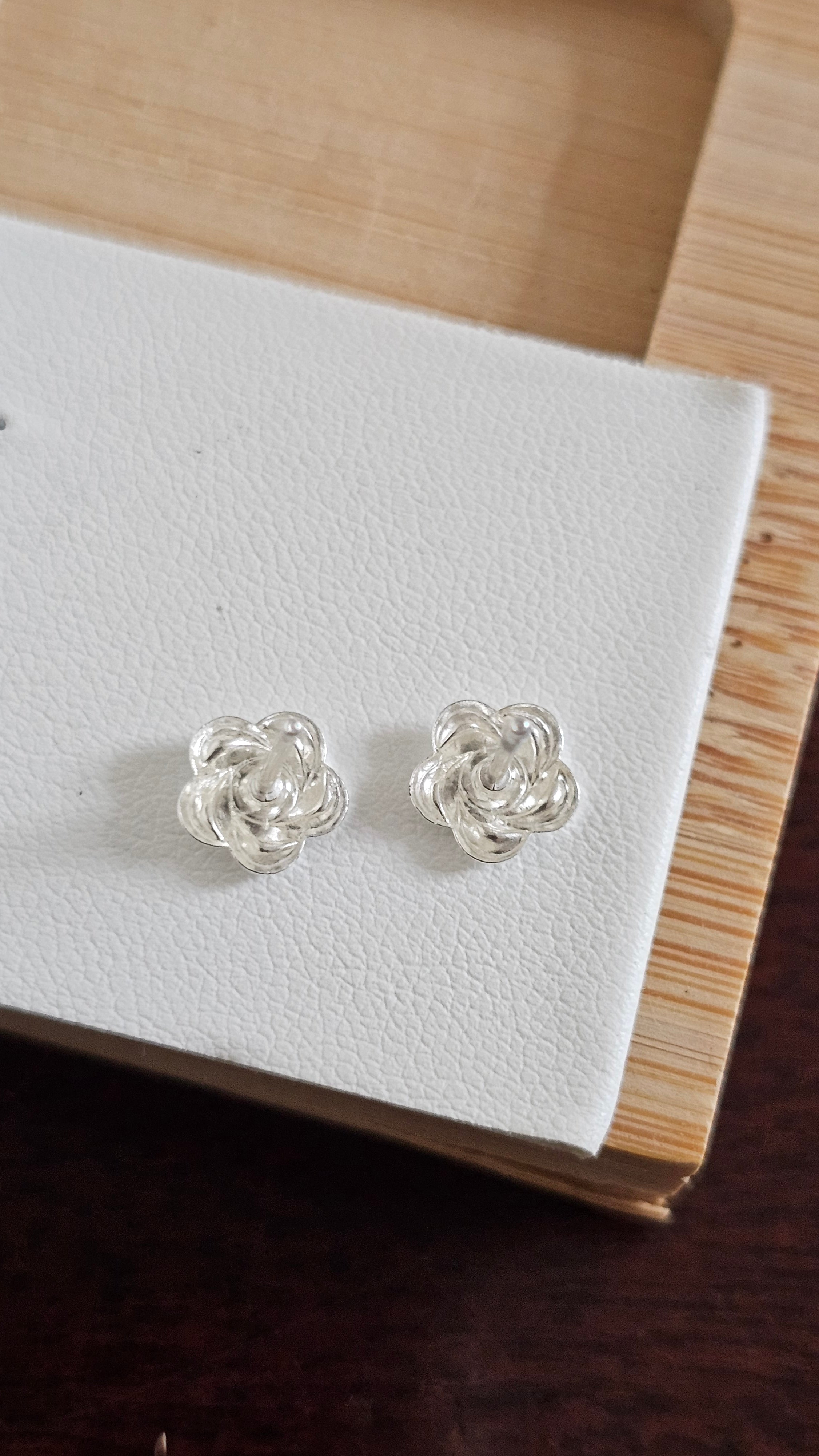 Elegant 925 Sterling Silver Clear Stone Floral Stud Earrings