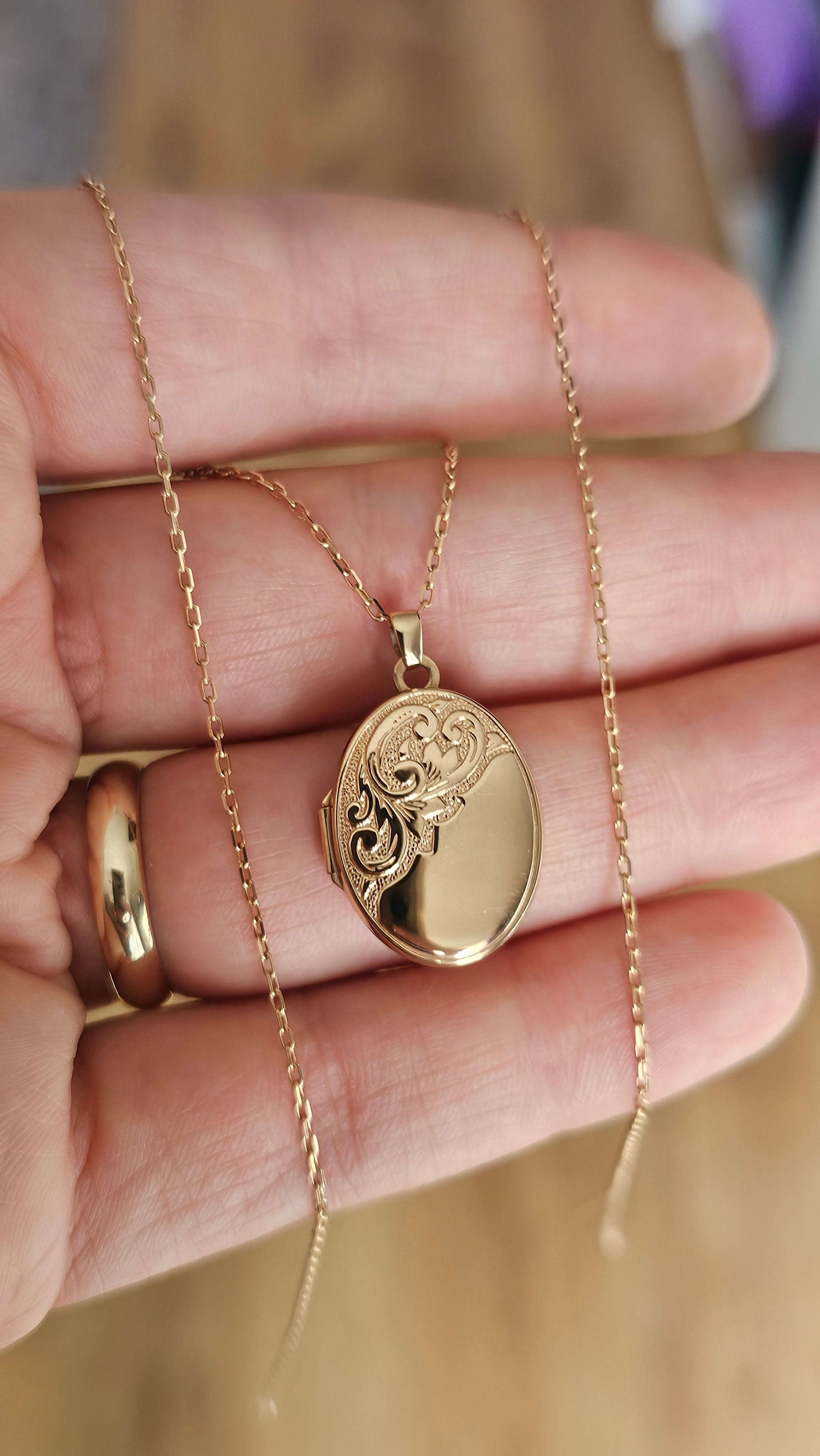 9ct Yellow Gold Oval Engraved Locket Pendant Necklace – 18" Chain