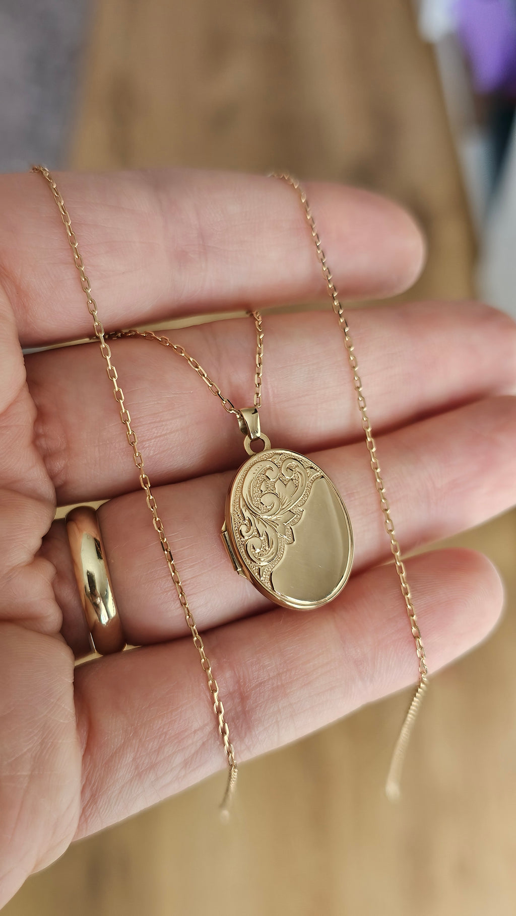 9ct Yellow Gold Oval Engraved Locket Pendant Necklace – 18" Chain