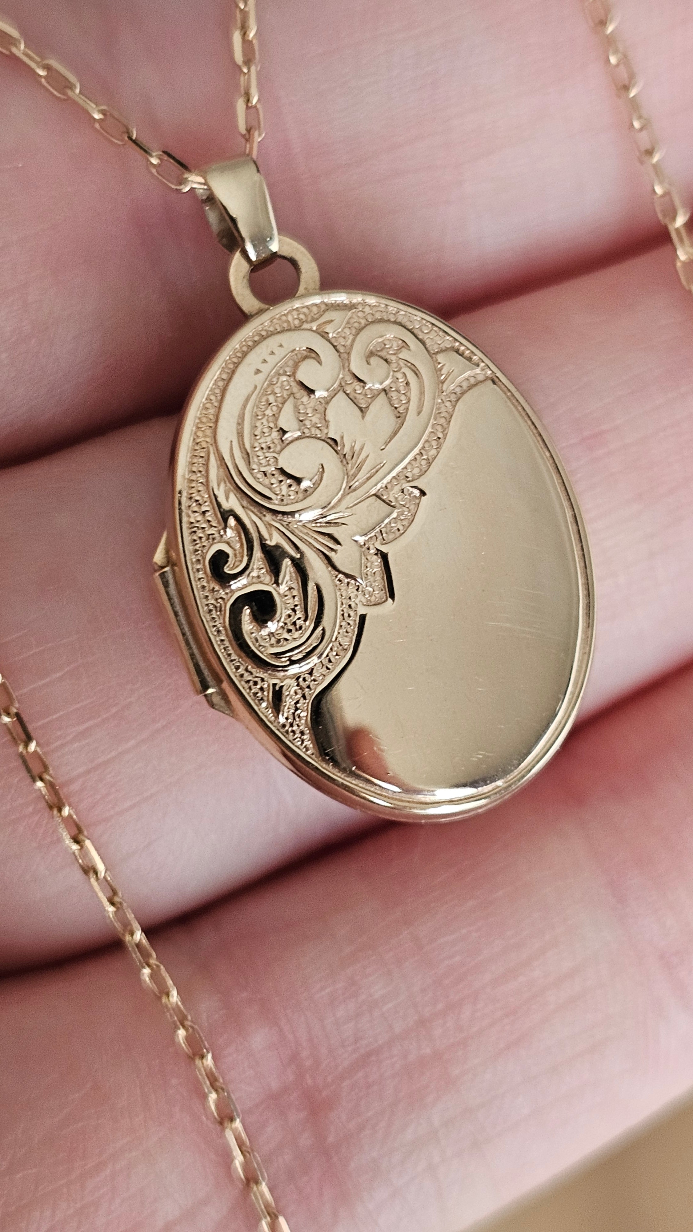 9ct Yellow Gold Oval Engraved Locket Pendant Necklace – 18" Chain