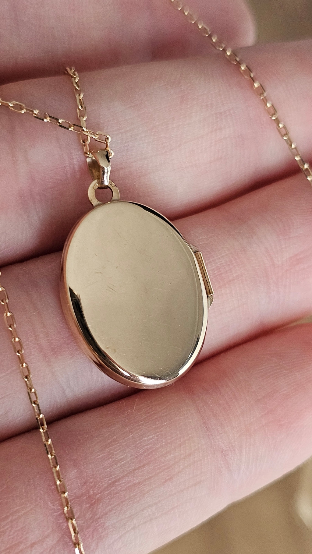 9ct Yellow Gold Oval Engraved Locket Pendant Necklace – 18" Chain