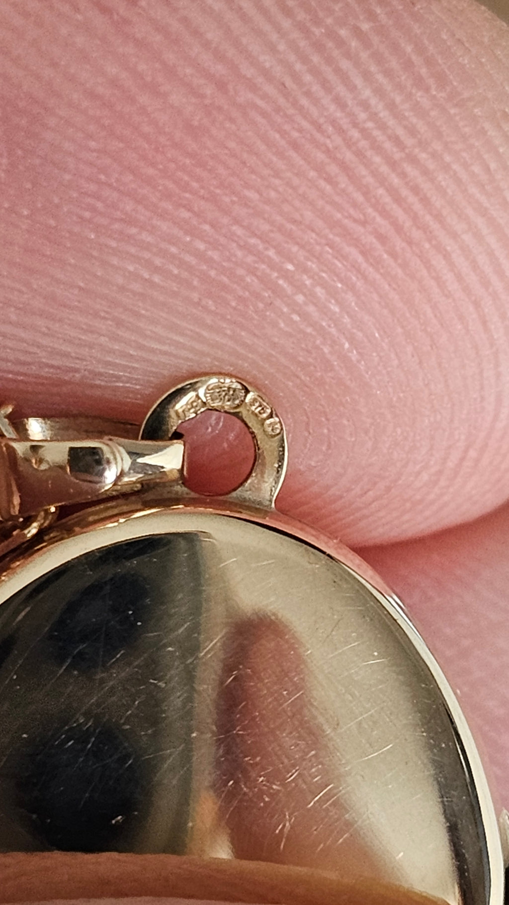 9ct Yellow Gold Oval Engraved Locket Pendant Necklace – 18" Chain