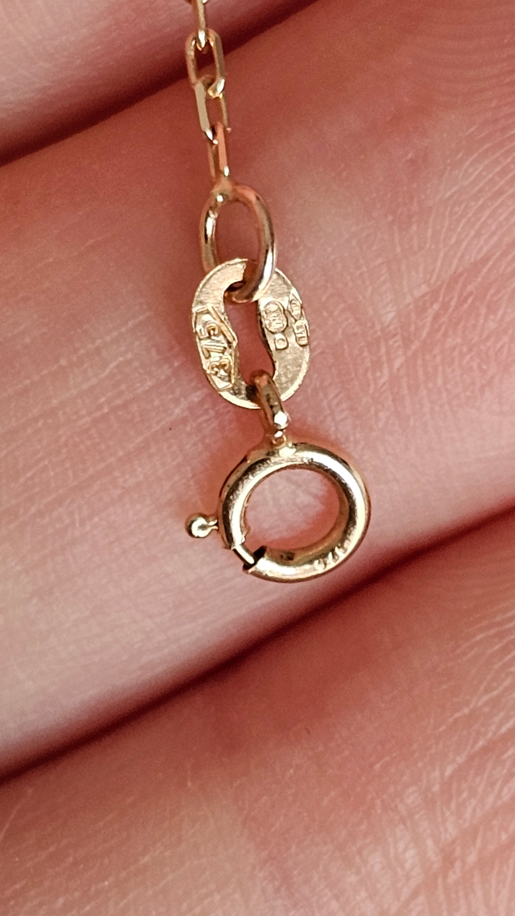 9ct Yellow Gold Oval Engraved Locket Pendant Necklace – 18" Chain