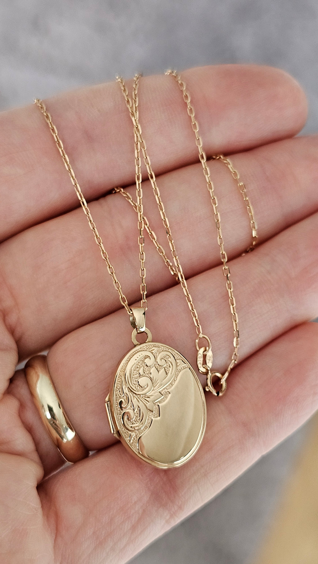9ct Yellow Gold Oval Engraved Locket Pendant Necklace – 18" Chain