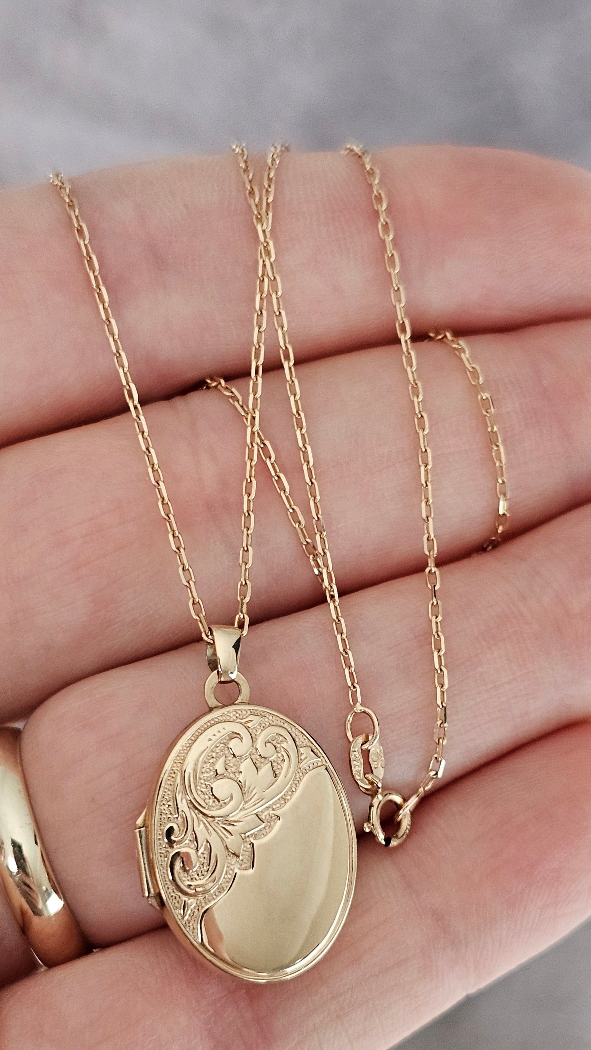 9ct Yellow Gold Oval Engraved Locket Pendant Necklace – 18" Chain