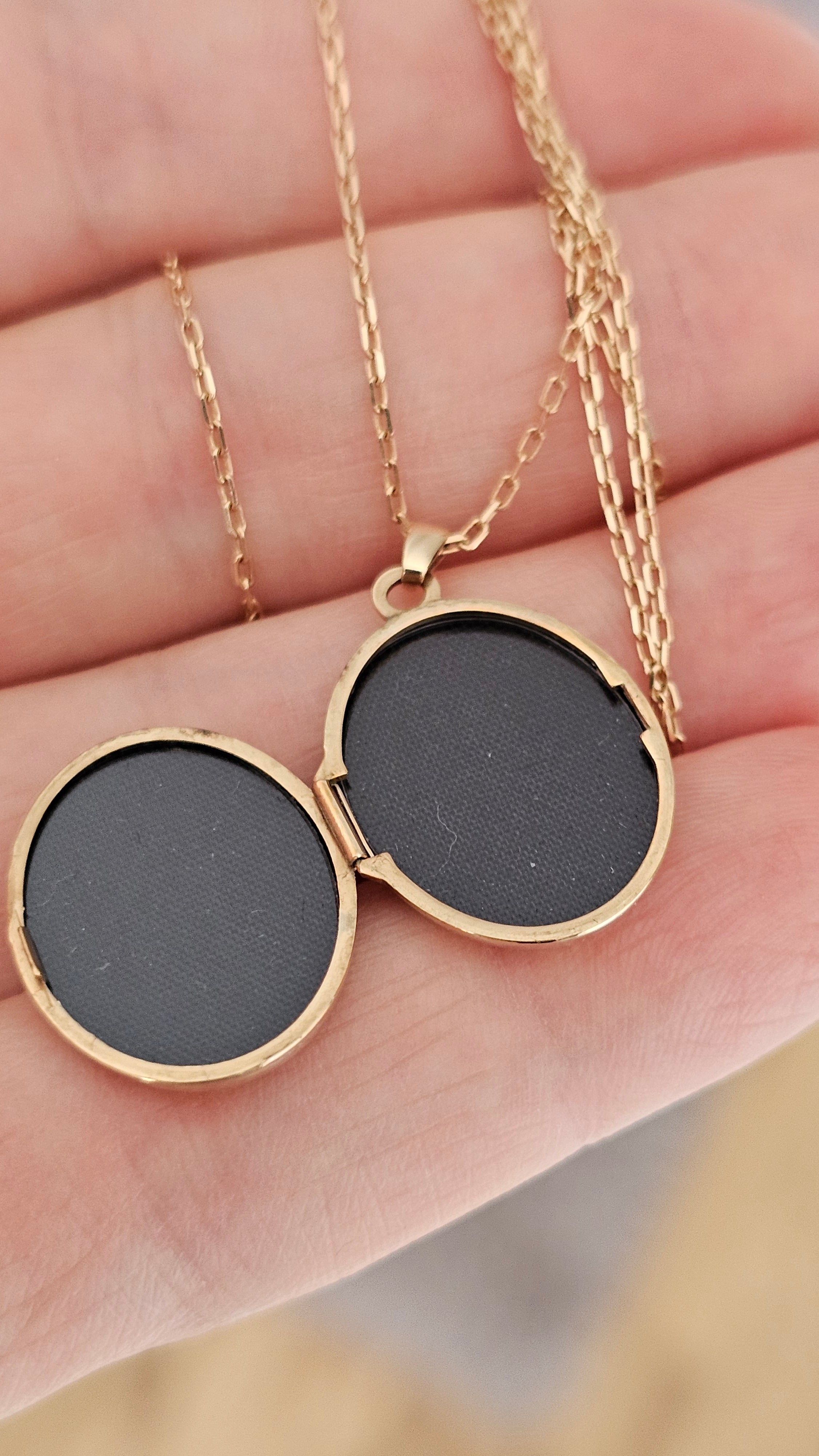 9ct Yellow Gold Oval Engraved Locket Pendant Necklace – 18" Chain