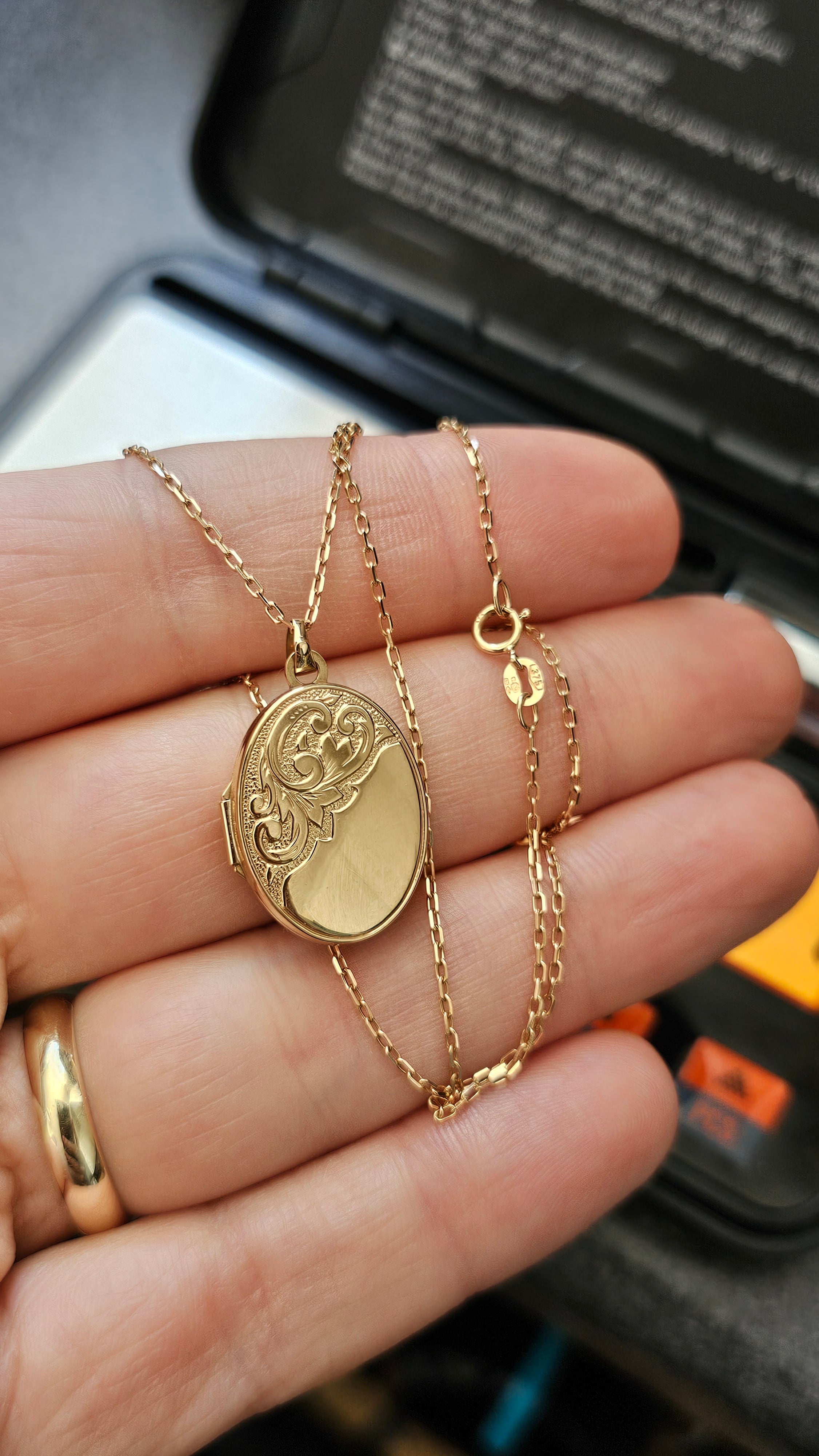 9ct Yellow Gold Oval Engraved Locket Pendant Necklace – 18" Chain