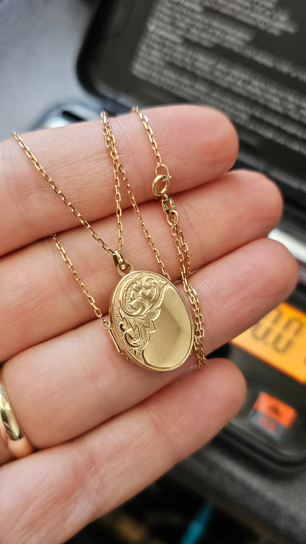9ct Yellow Gold Oval Engraved Locket Pendant Necklace – 18" Chain