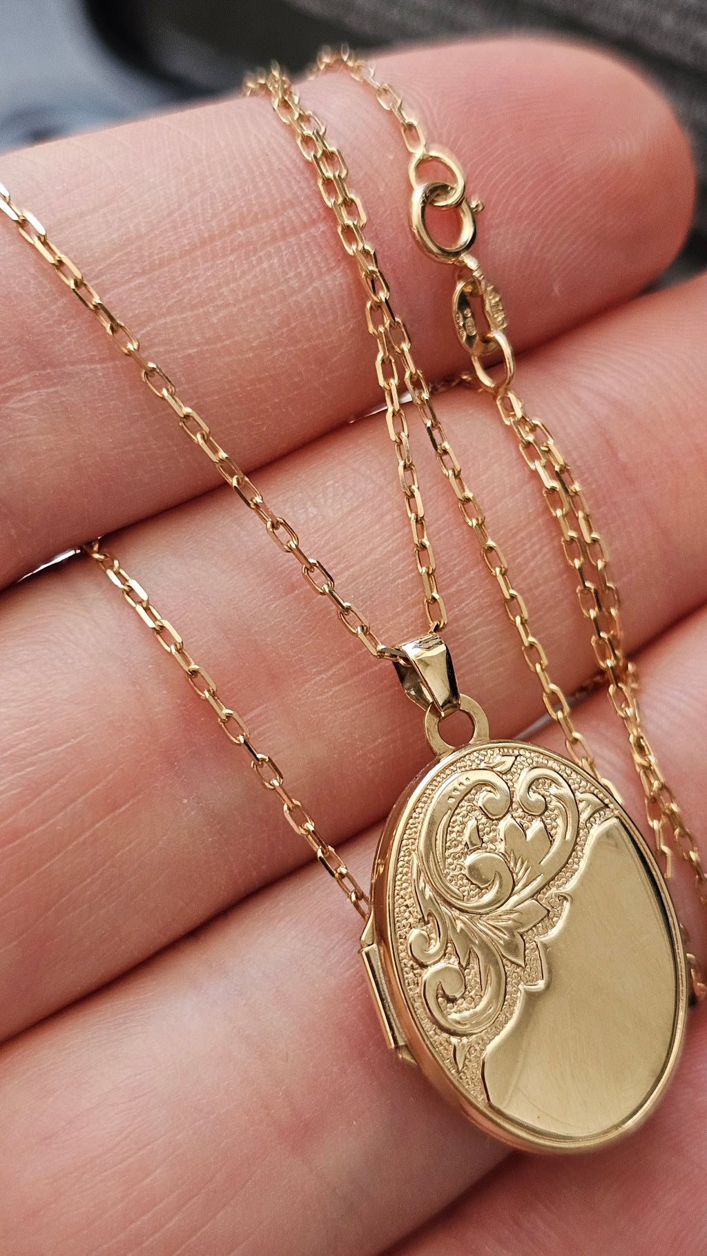 9ct Yellow Gold Oval Engraved Locket Pendant Necklace – 18" Chain