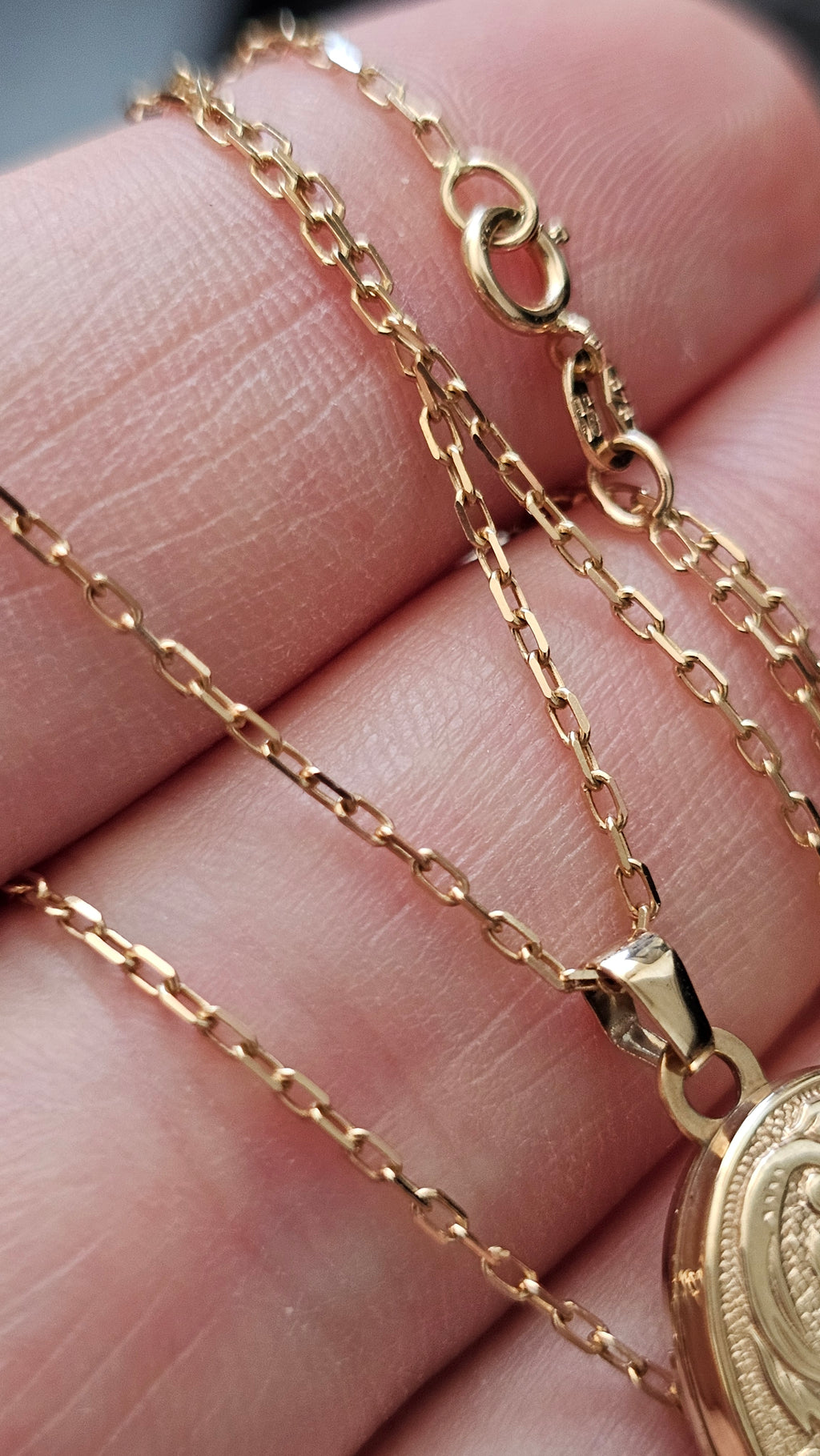 9ct Yellow Gold Oval Engraved Locket Pendant Necklace – 18" Chain