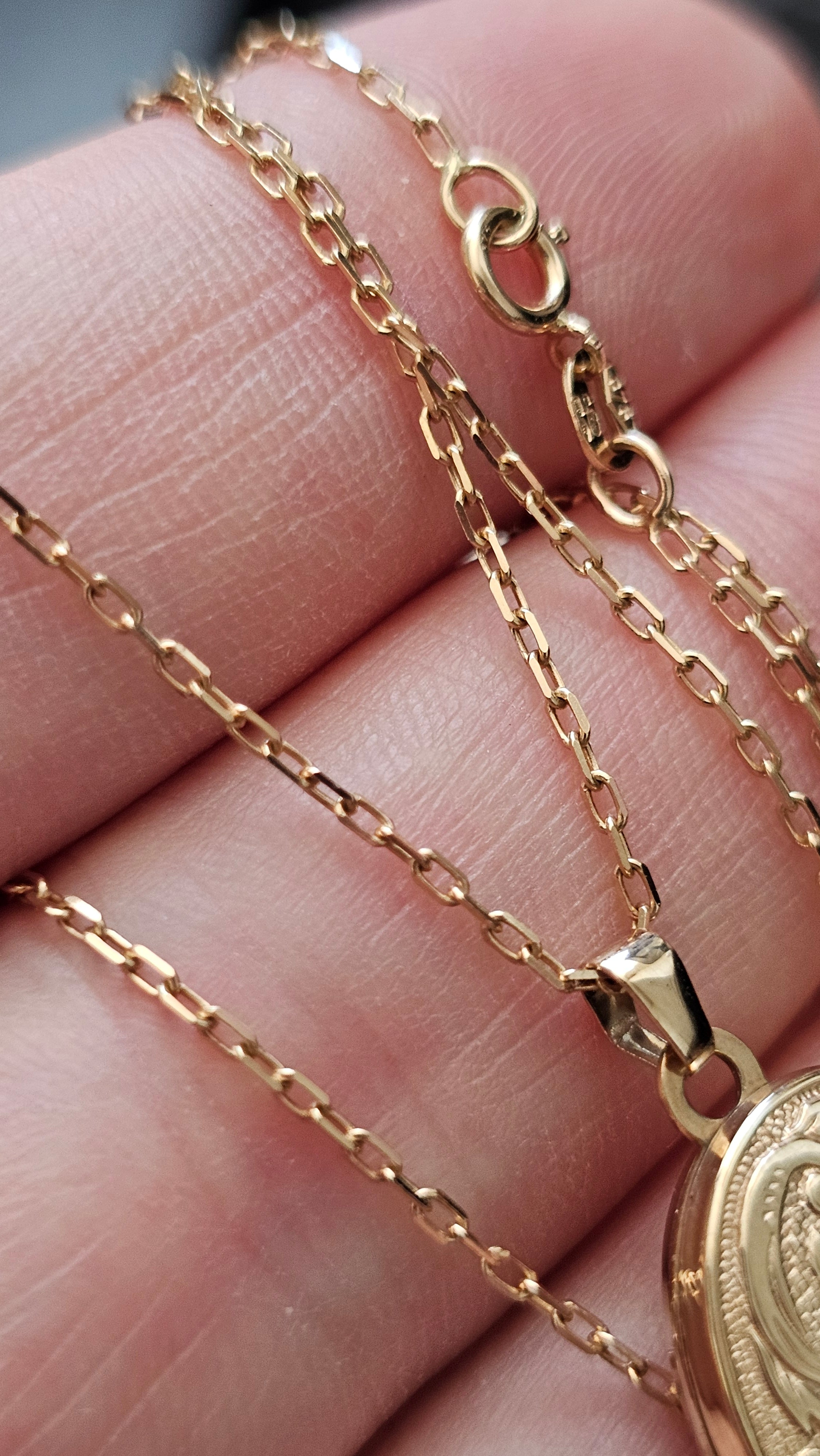 9ct Yellow Gold Oval Engraved Locket Pendant Necklace – 18" Chain