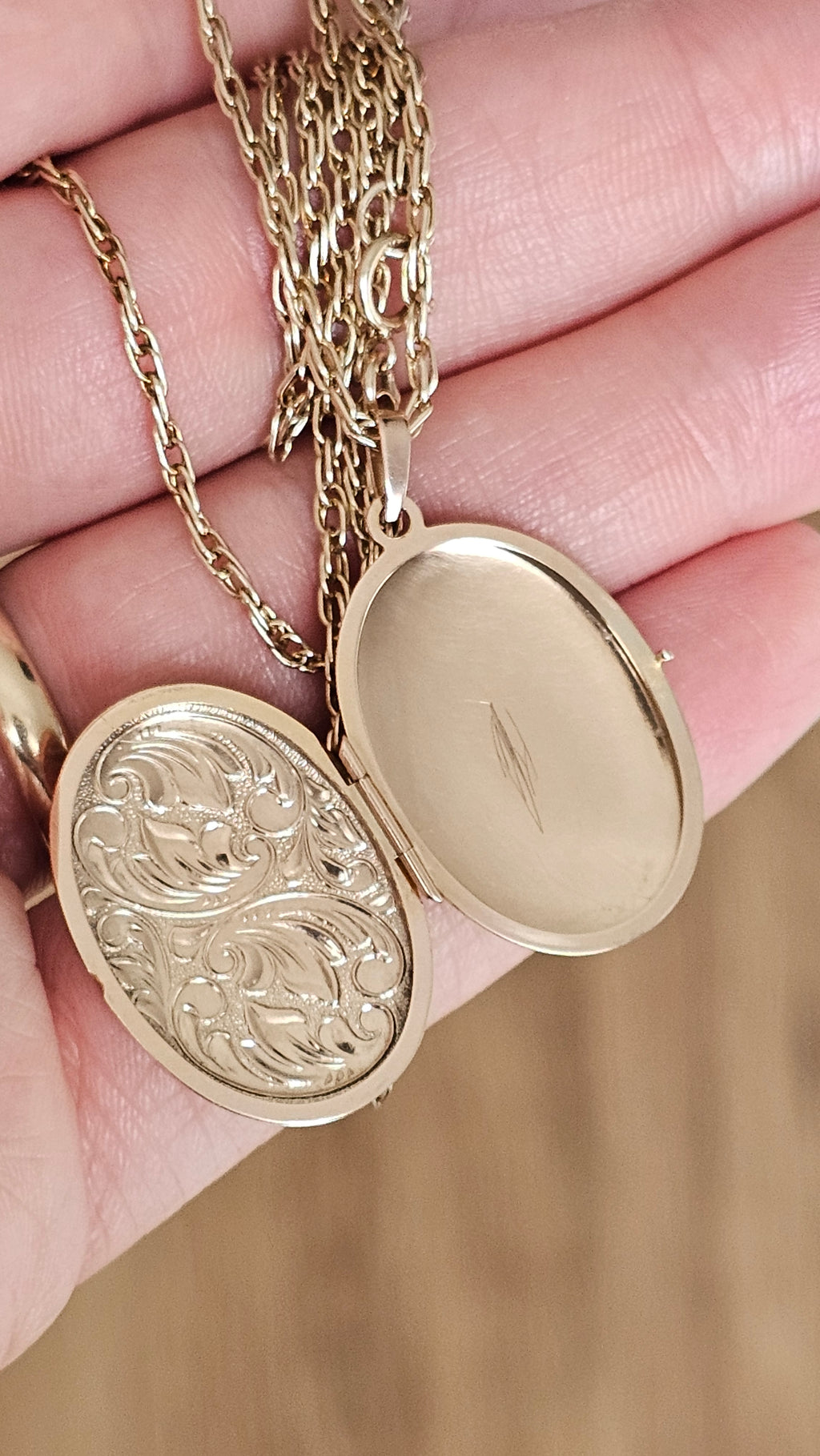 Vintage 9ct Yellow Gold Engraved Oval Locket & Chain Necklace 24"9.16g