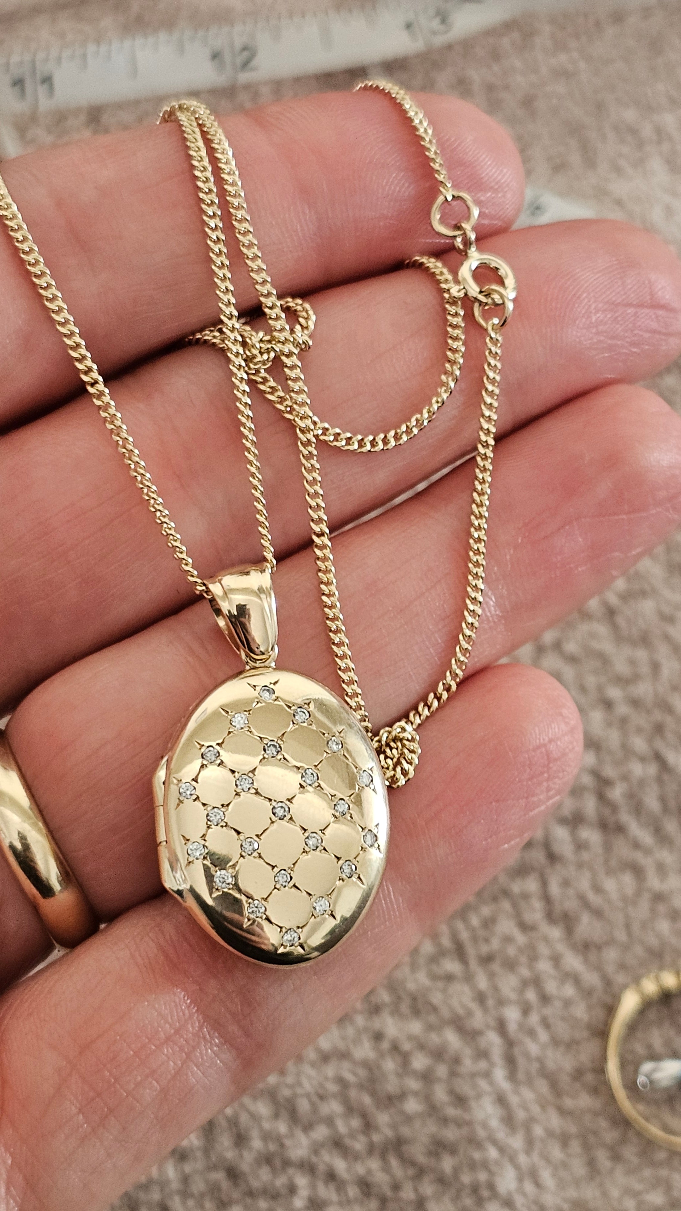 9ct Yellow Gold Natural Diamond Quilted Locket on 18" Curb Chain (10.44g)