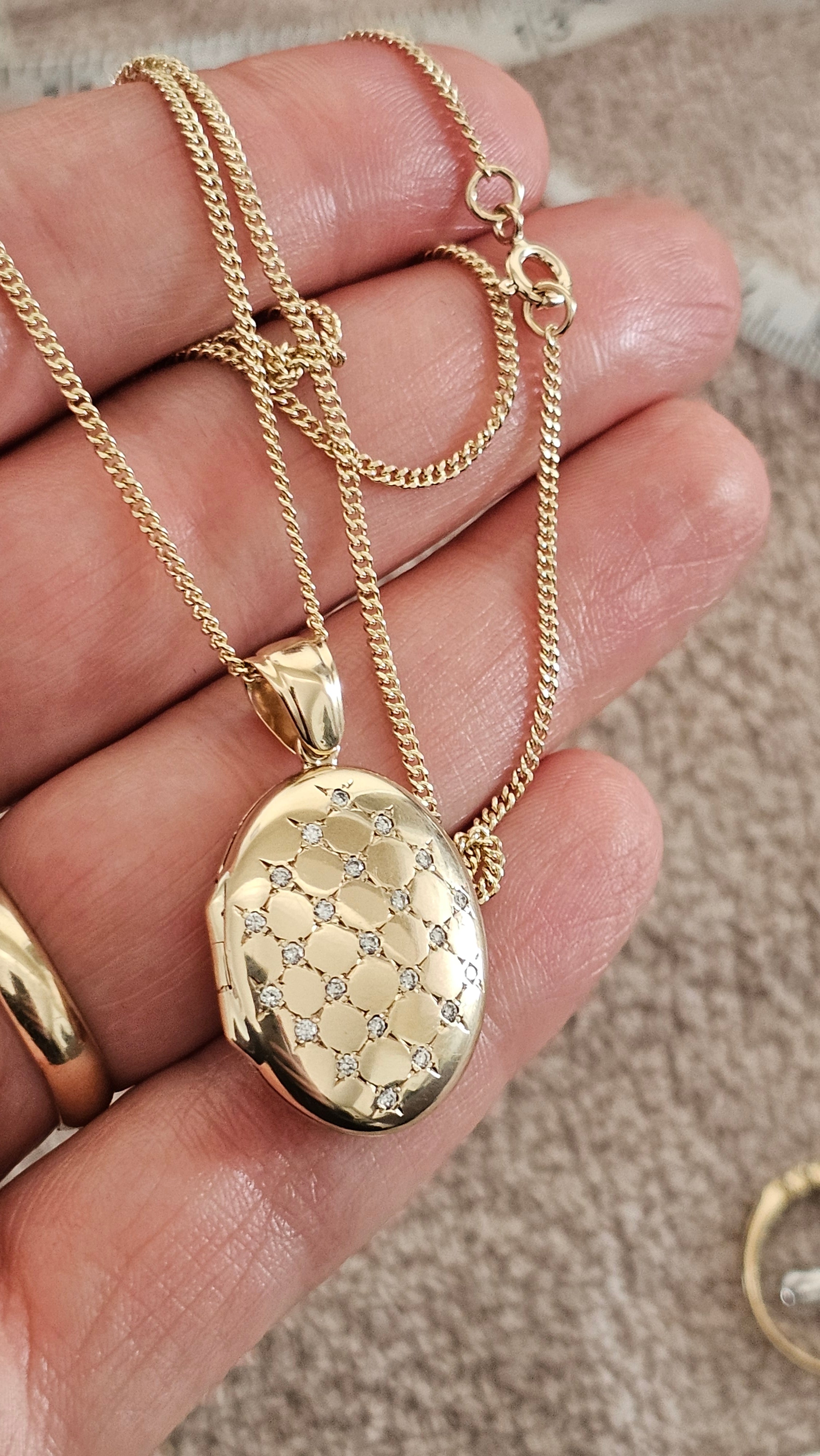 9ct Yellow Gold Natural Diamond Quilted Locket on 18" Curb Chain (10.44g)