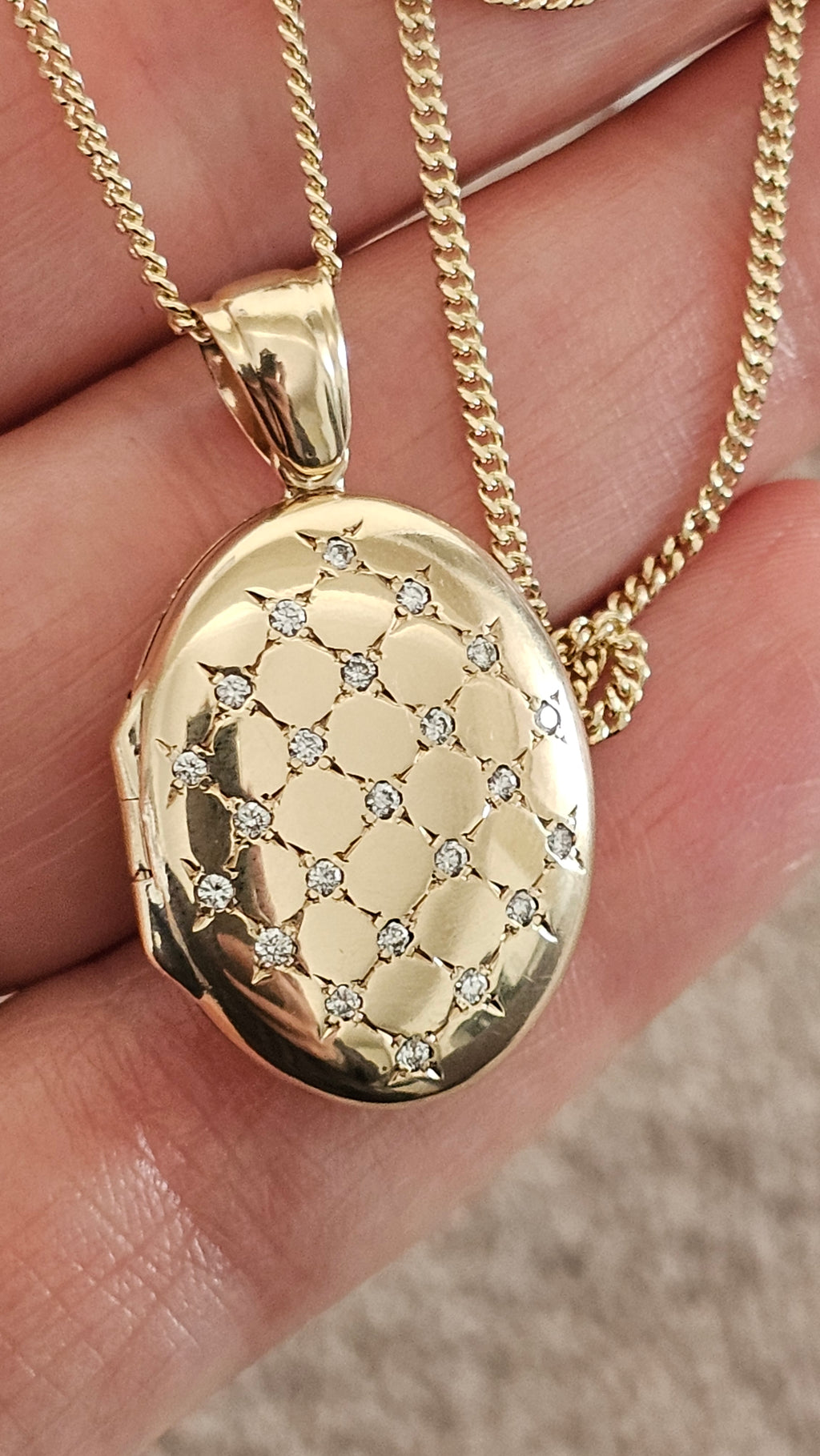 9ct Yellow Gold Natural Diamond Quilted Locket on 18" Curb Chain (10.44g)