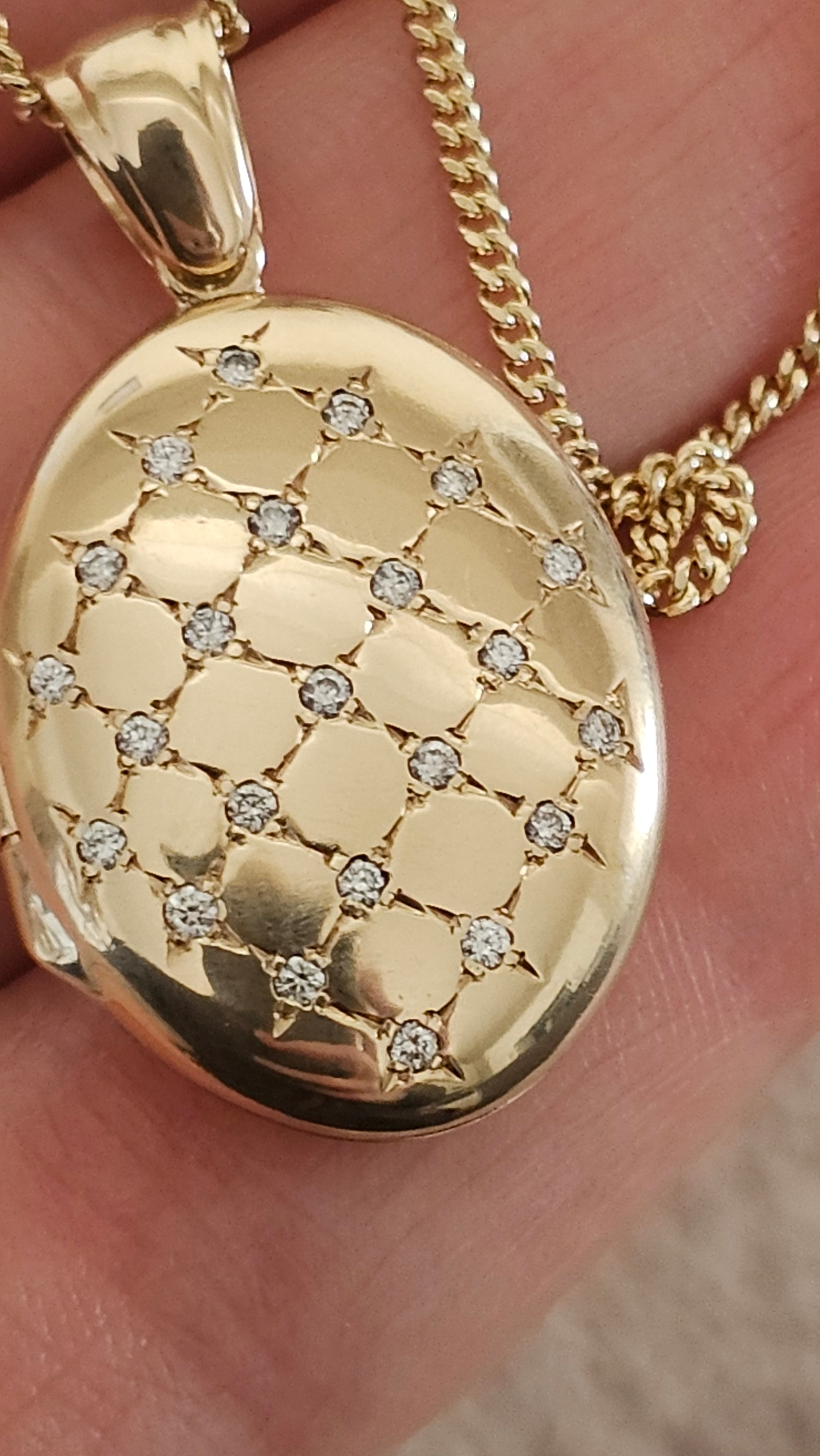 9ct Yellow Gold Natural Diamond Quilted Locket on 18" Curb Chain (10.44g)