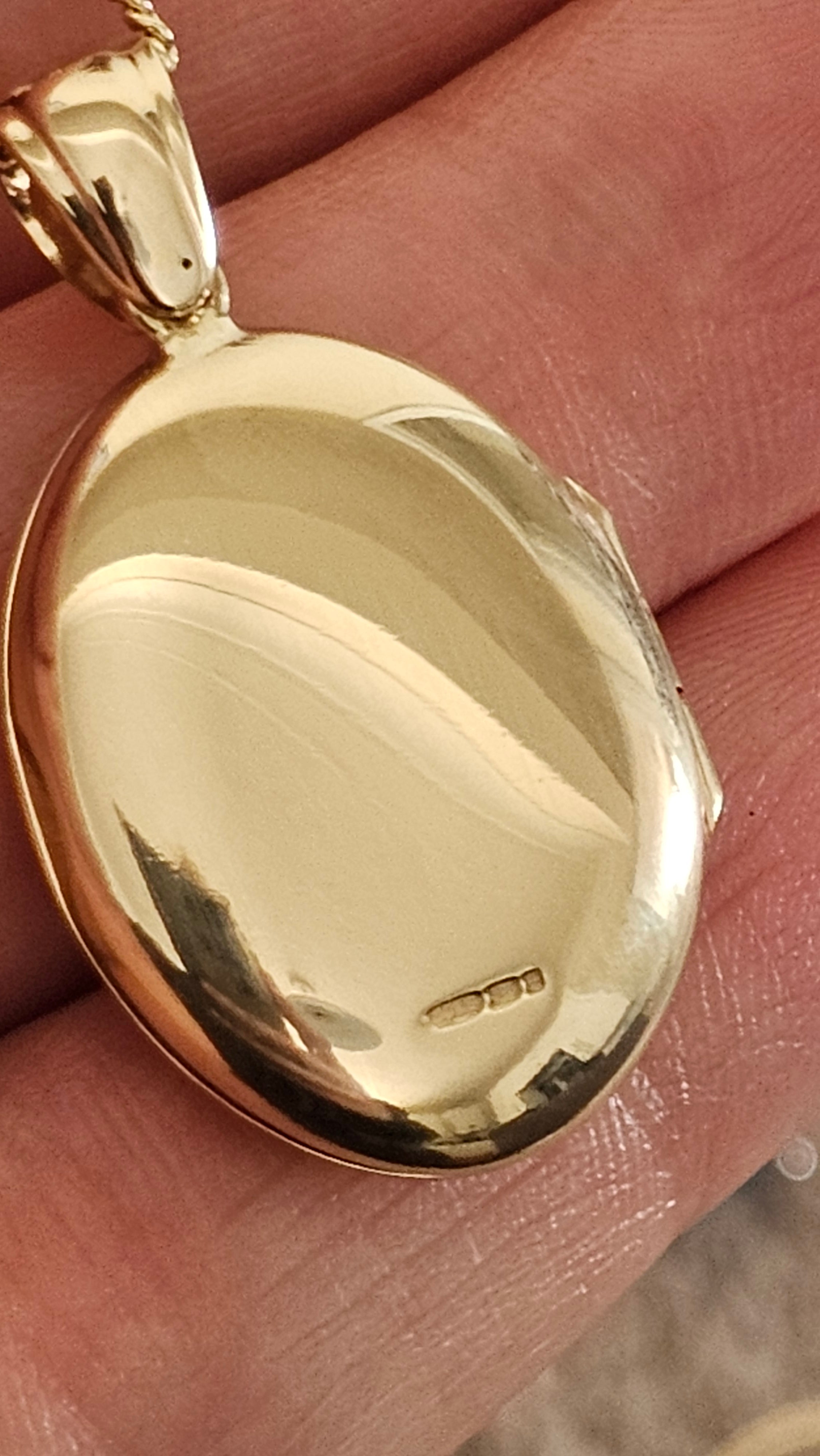 9ct Yellow Gold Natural Diamond Quilted Locket on 18" Curb Chain (10.44g)