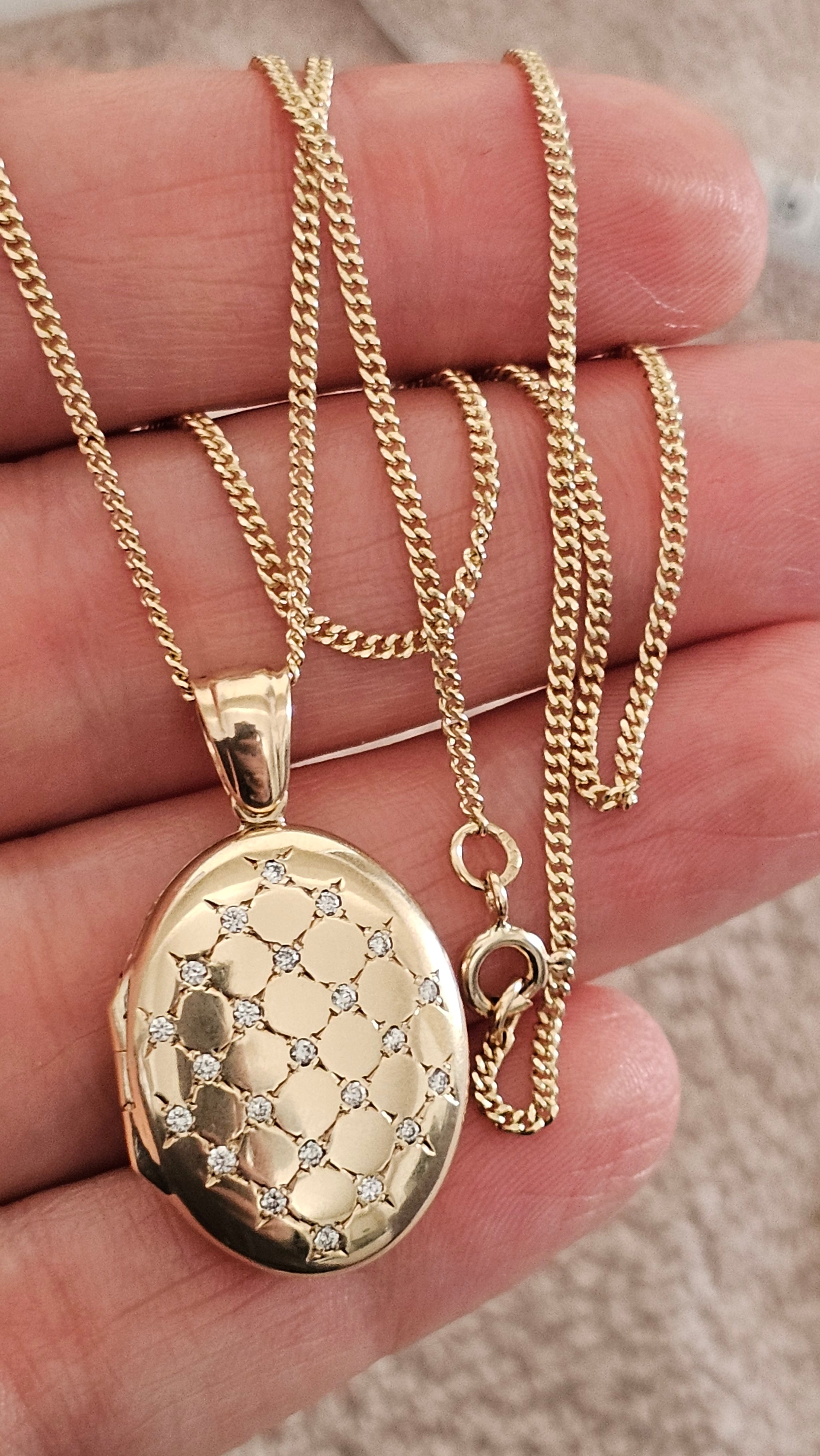 9ct Yellow Gold Natural Diamond Quilted Locket on 18" Curb Chain (10.44g)