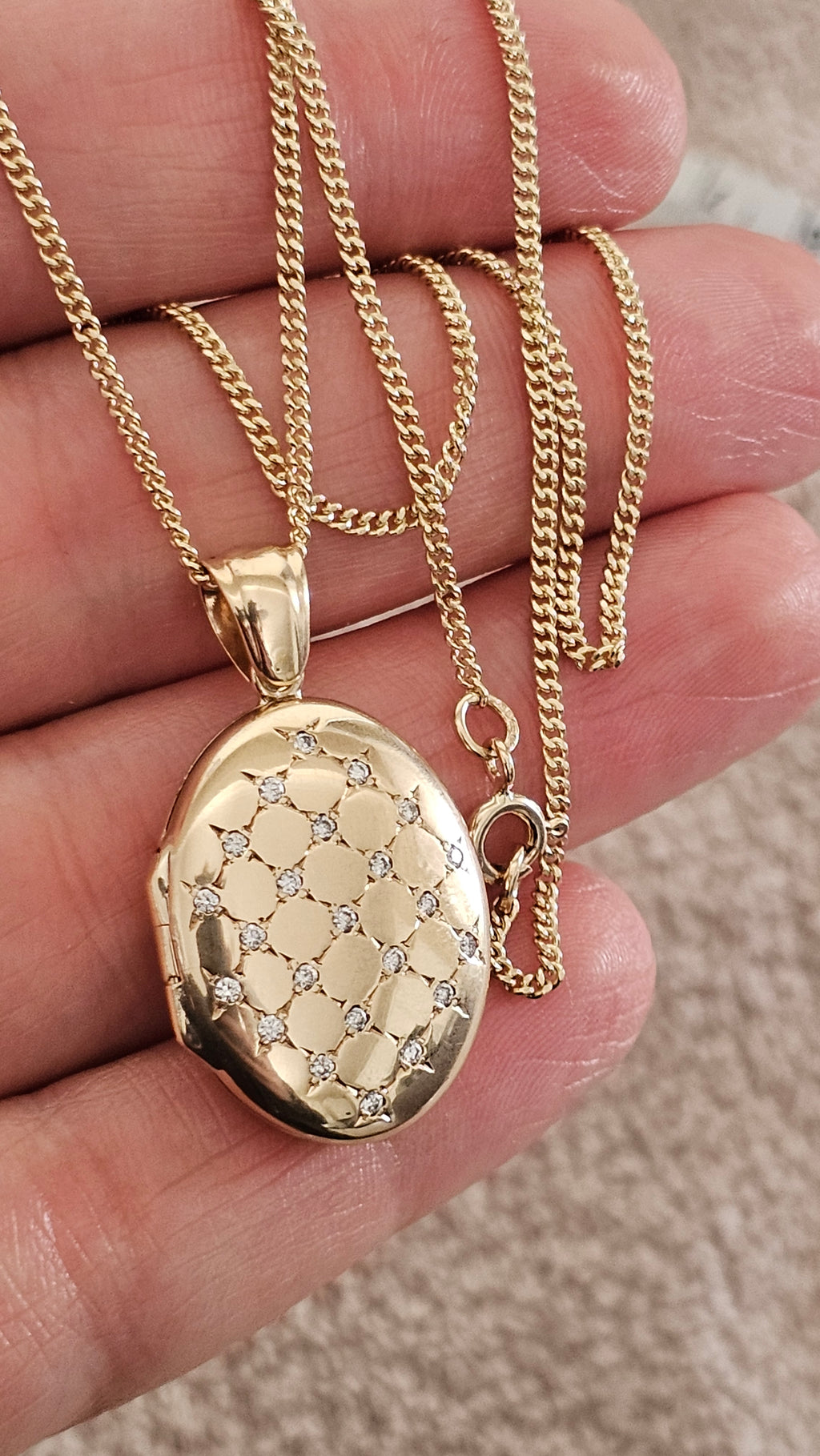 9ct Yellow Gold Natural Diamond Quilted Locket on 18" Curb Chain (10.44g)