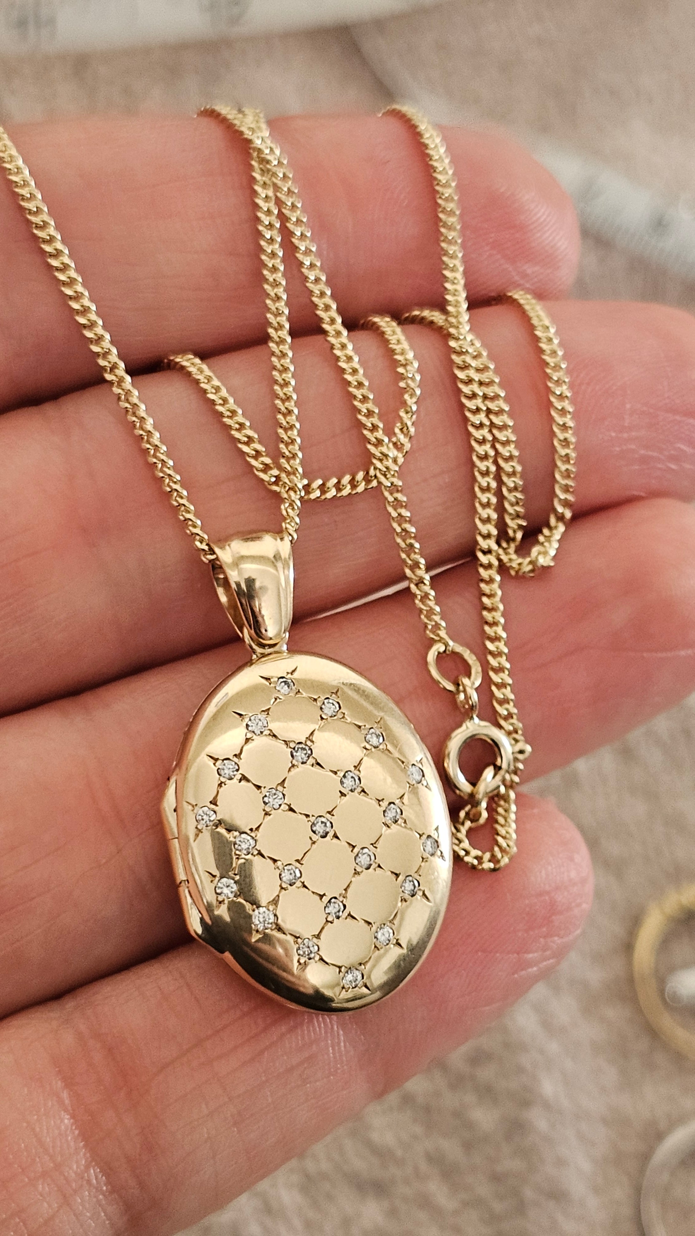 9ct Yellow Gold Natural Diamond Quilted Locket on 18" Curb Chain (10.44g)