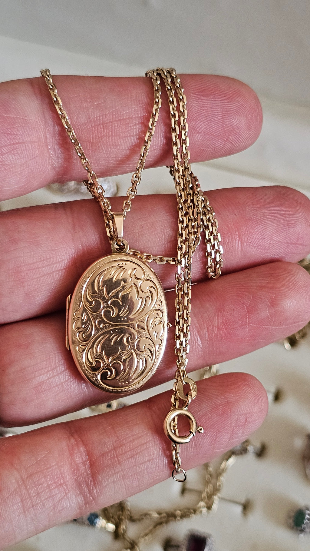 Vintage 9ct Solid Yellow Gold Engraved Oval Locket and Chain Necklace – 8.49g