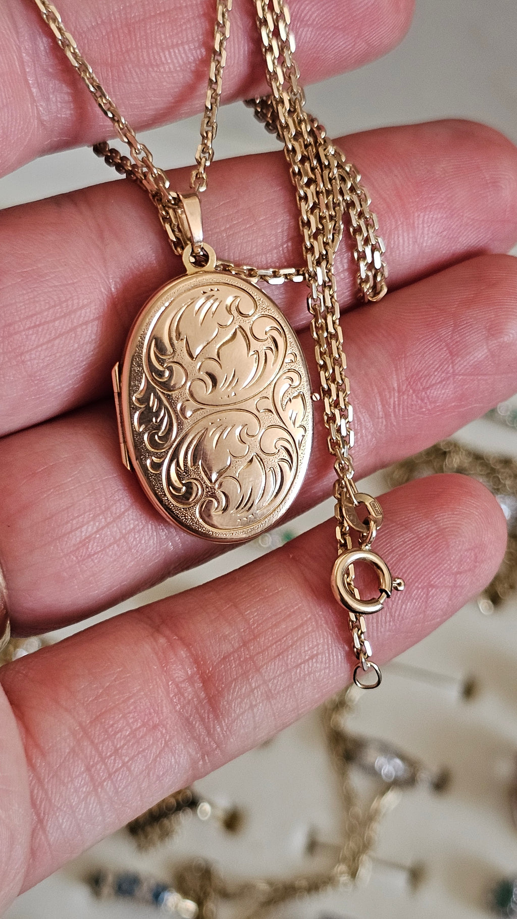 Vintage 9ct Solid Yellow Gold Engraved Oval Locket and Chain Necklace – 8.49g