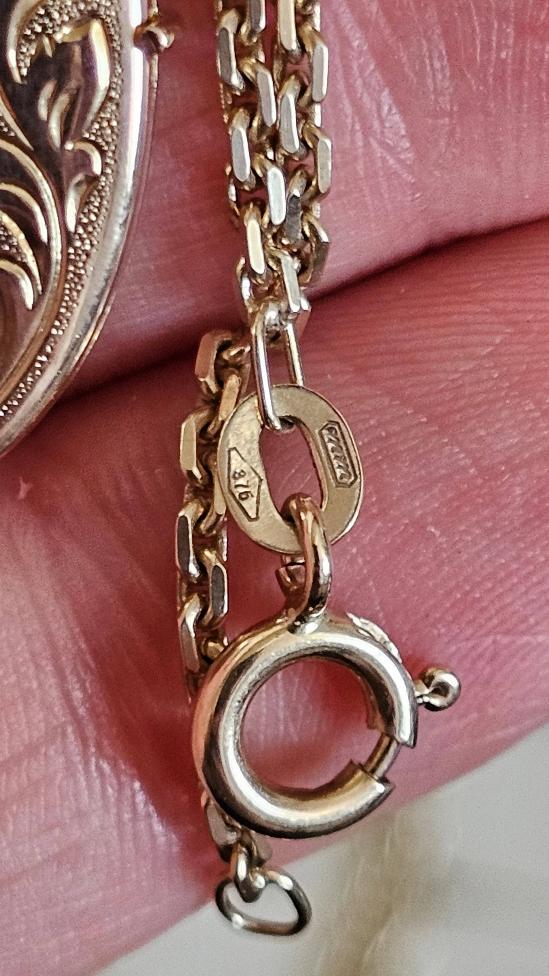 Vintage 9ct Solid Yellow Gold Engraved Oval Locket and Chain Necklace – 8.49g