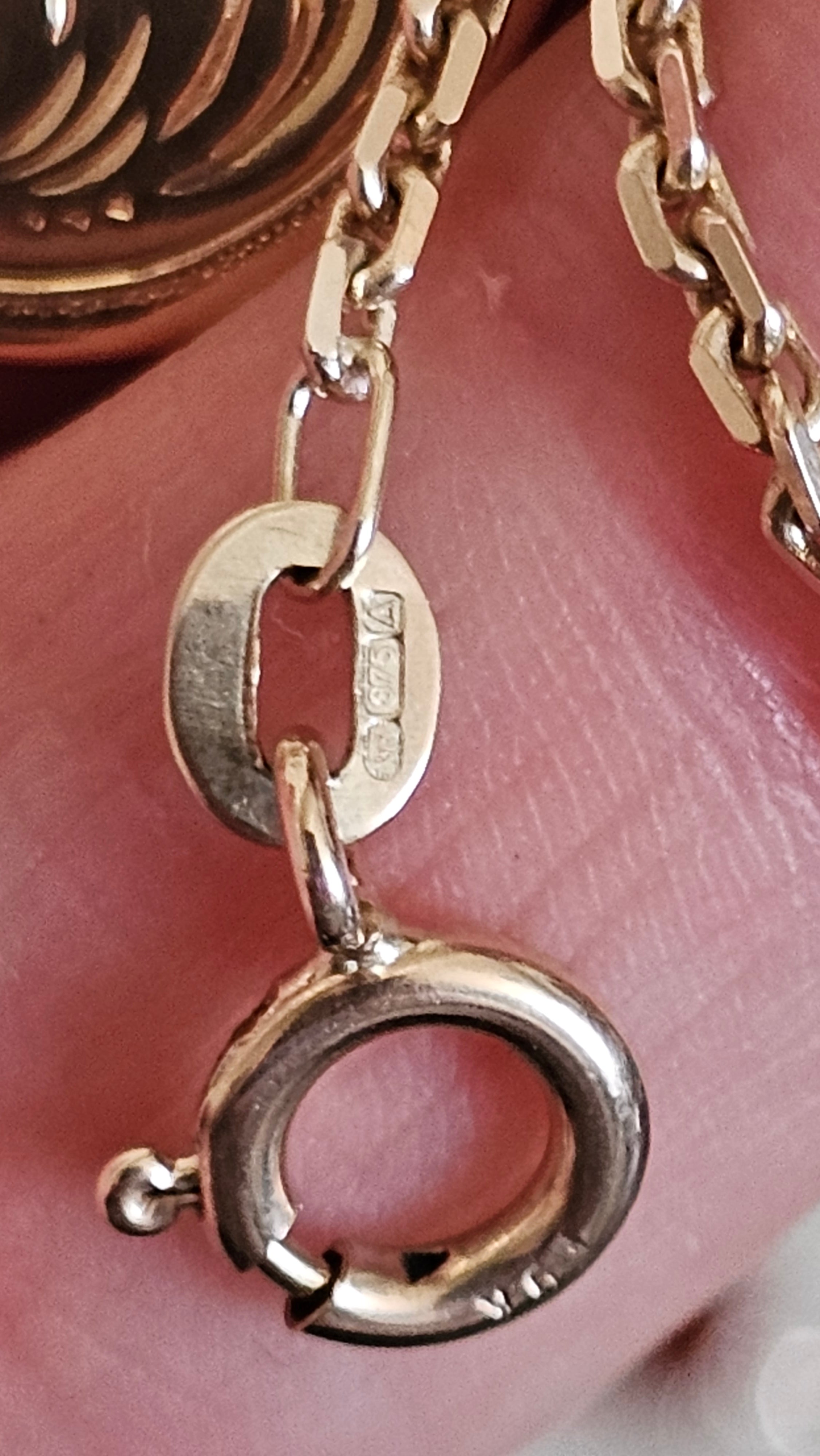Vintage 9ct Solid Yellow Gold Engraved Oval Locket and Chain Necklace – 8.49g