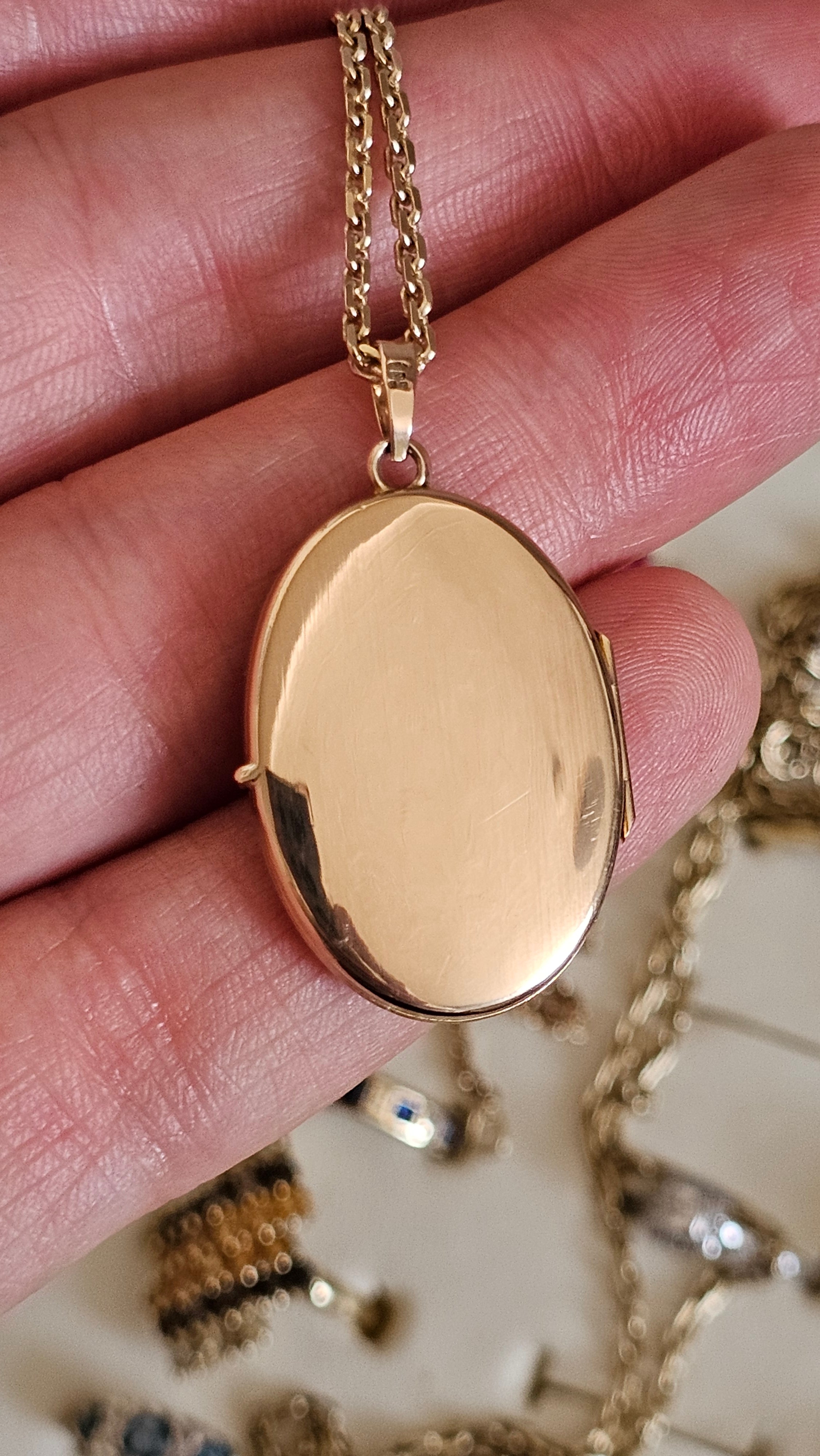 Vintage 9ct Solid Yellow Gold Engraved Oval Locket and Chain Necklace – 8.49g