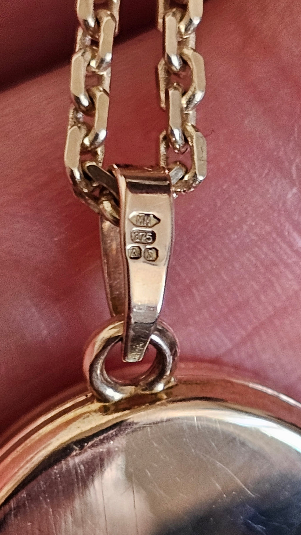 Vintage 9ct Solid Yellow Gold Engraved Oval Locket and Chain Necklace – 8.49g