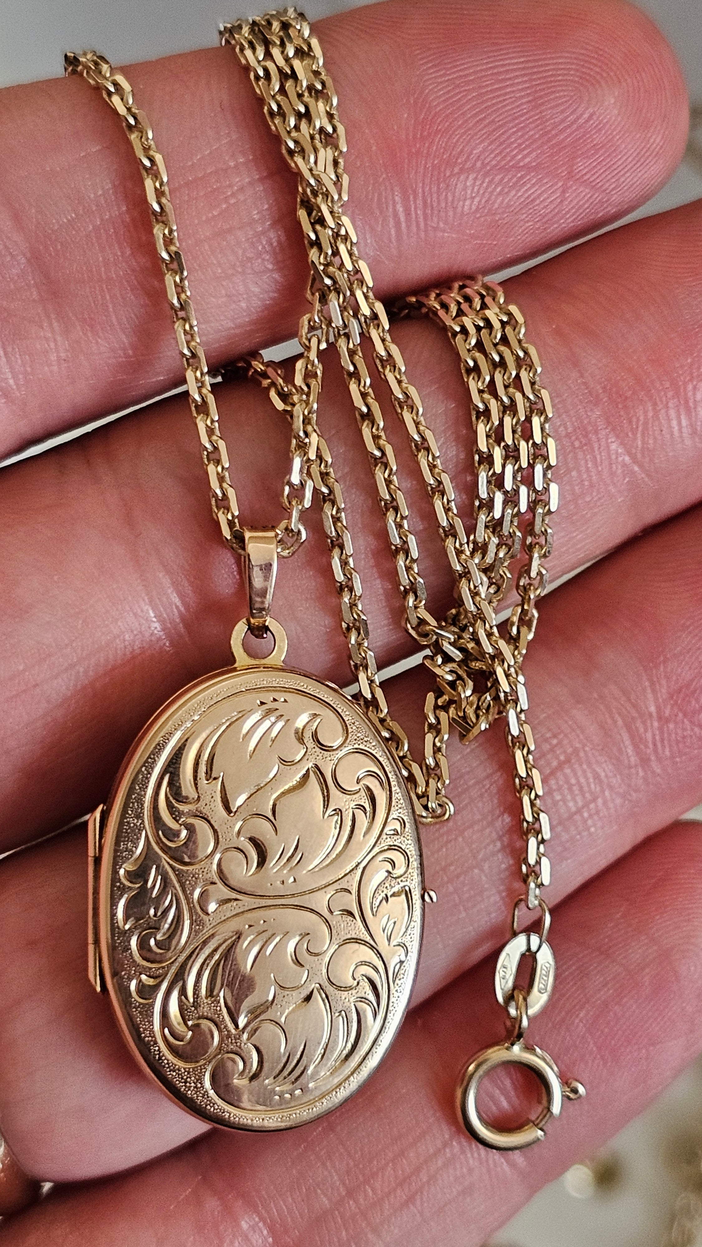 Vintage 9ct Solid Yellow Gold Engraved Oval Locket and Chain Necklace – 8.49g