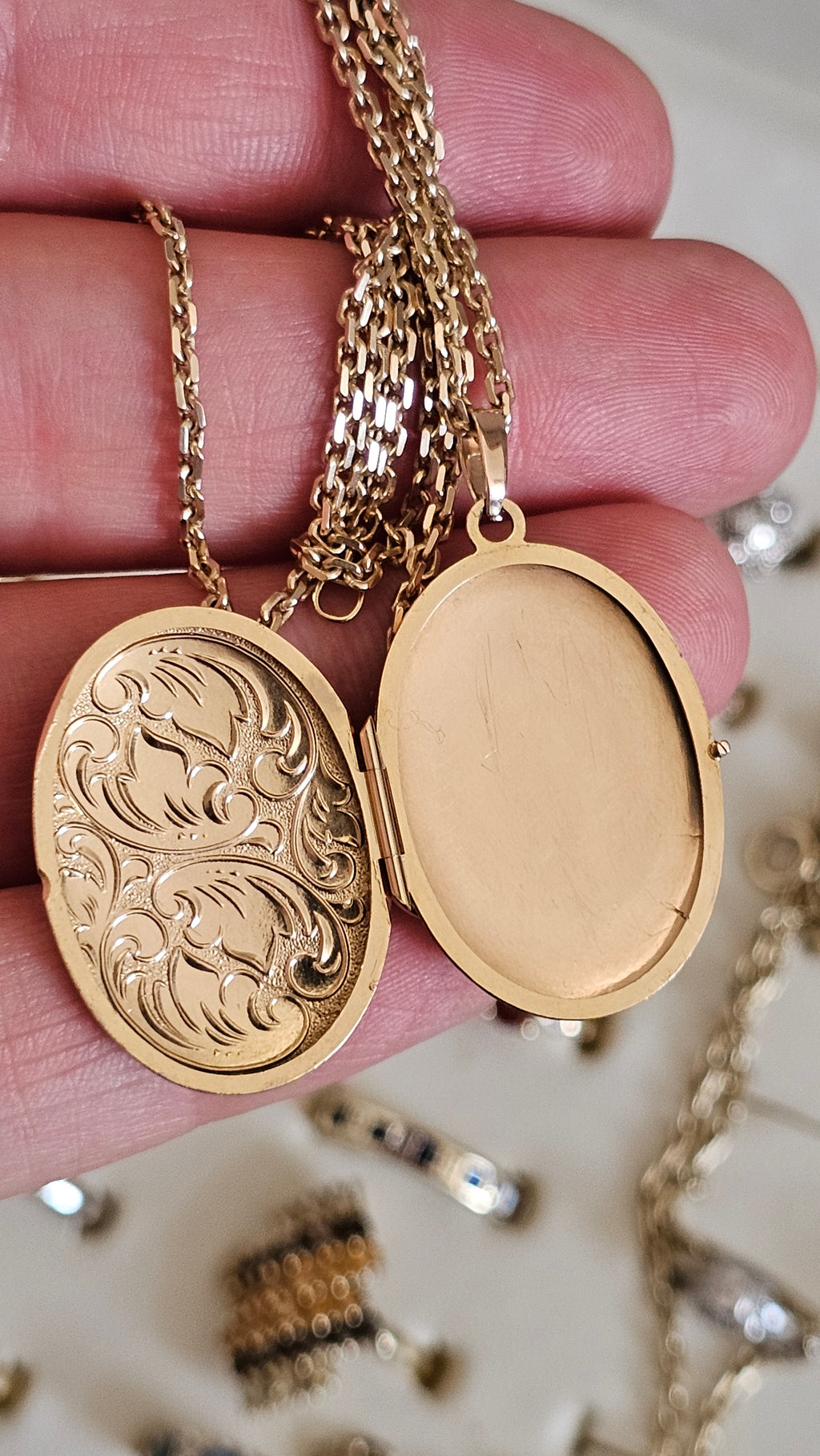 Vintage 9ct Solid Yellow Gold Engraved Oval Locket and Chain Necklace – 8.49g