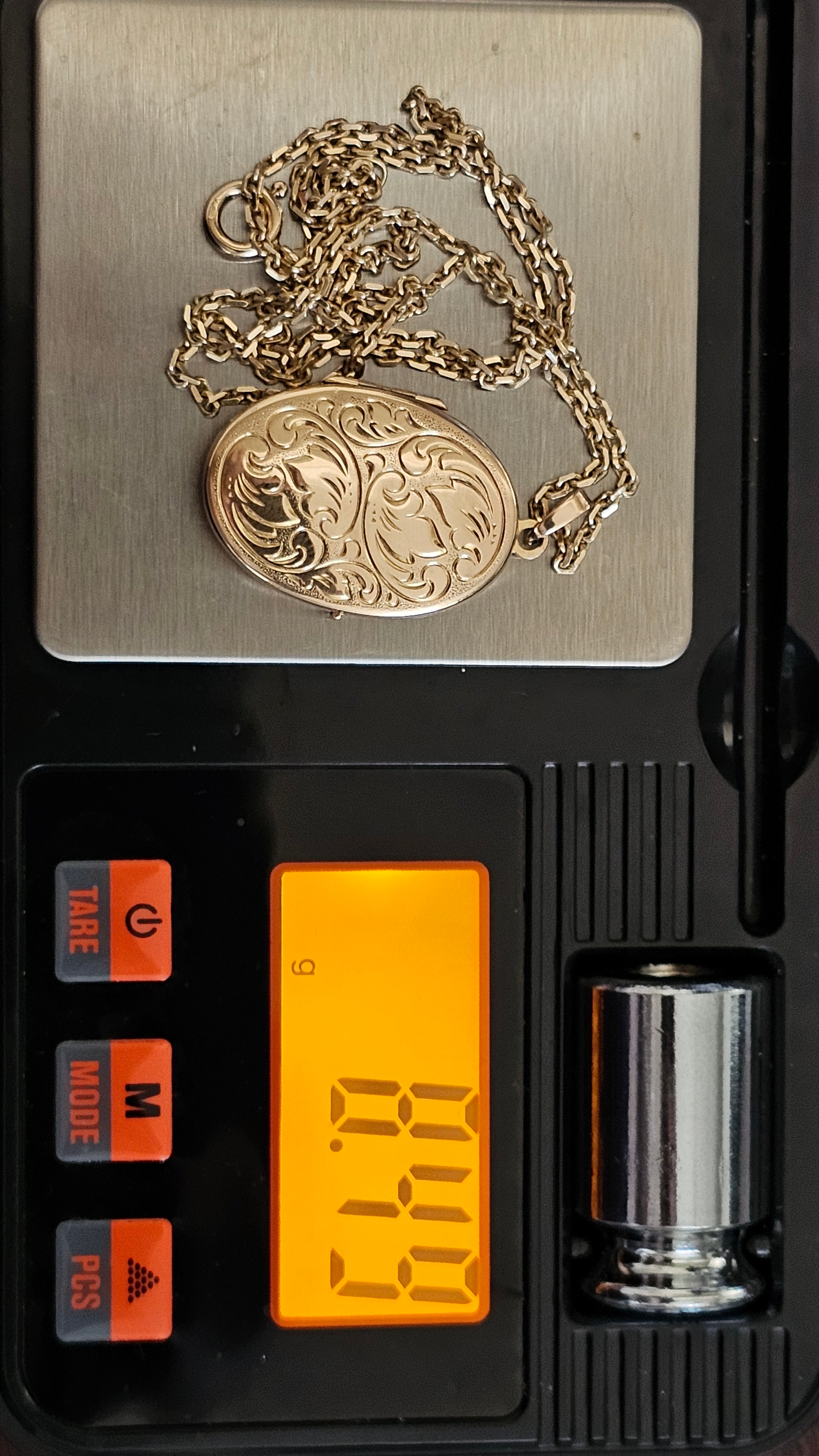 Vintage 9ct Solid Yellow Gold Engraved Oval Locket and Chain Necklace – 8.49g