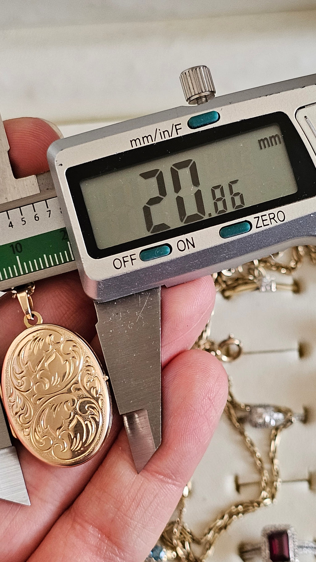 Vintage 9ct Solid Yellow Gold Engraved Oval Locket and Chain Necklace – 8.49g