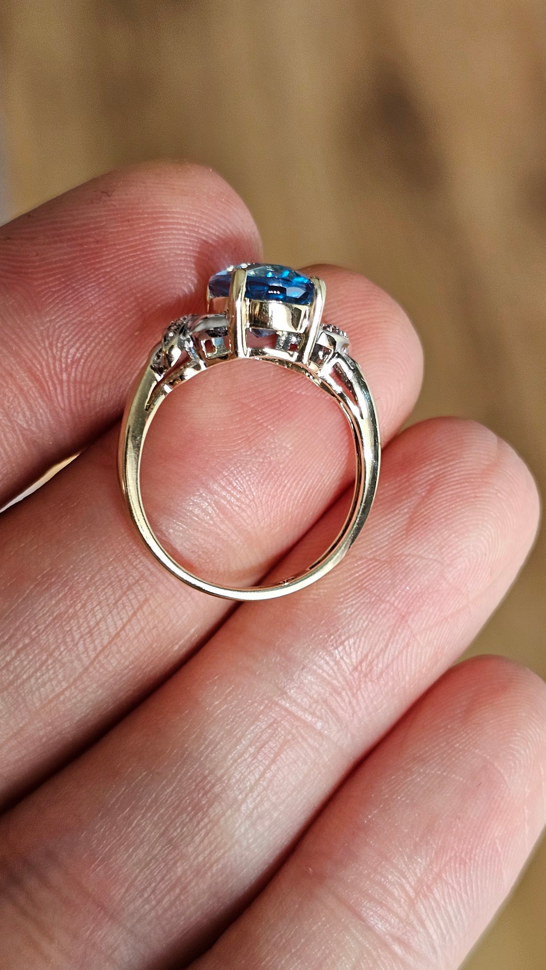 9ct Yellow Gold Oval Swiss Blue Topaz & Diamond Crossover Ring – Size N