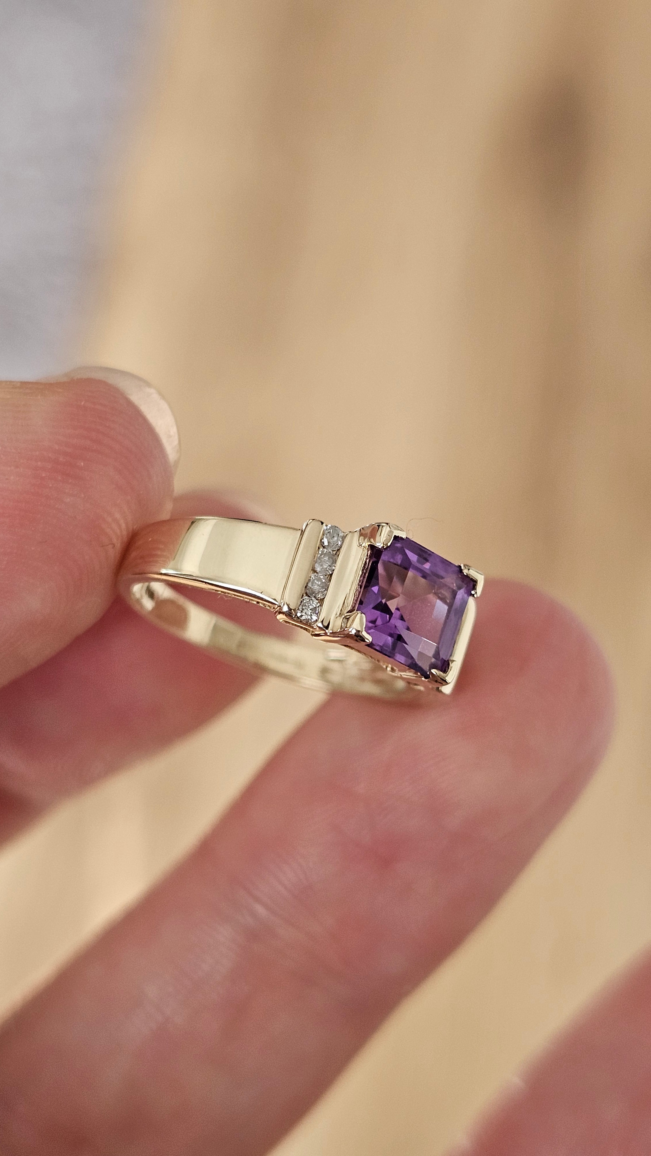 Elegant 9ct Yellow Gold Square-Cut Natural Amethyst & Diamond Ring M 1/2
